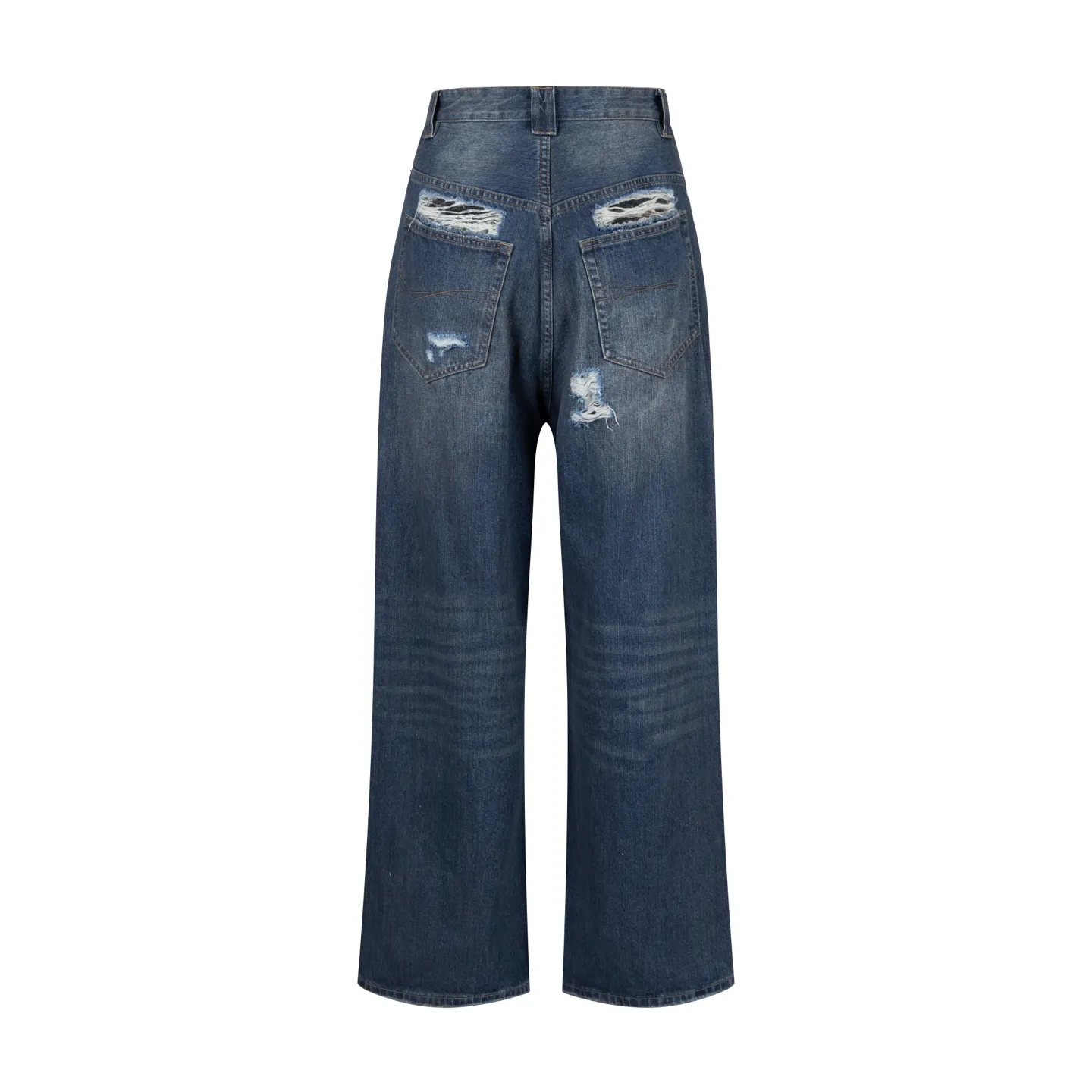 🅿️500 [Exclusive supply] BLCG 25SS ruined distressed jeans. The original version was purchased for 12,300 and developed. The fabric is made of pure cotton twill denim fabric and processed by narrow weaving process. It has a large loss but has excellent drape. Mid-rise with concealed button placket, 5 belt loops and 5 practical pockets. The fabric has been desized and sanded three times, and professional painters hand-sprayed it to make the color transition natural. The trousers body uses positioning cutting technology, combined with pure manual grinding and picking techniques, to show YB-level damage details. The front and back are decorated with carefully designed distressed decorations, showing a retro and distressed style. The accessories are made of custom-woven and dyed pocket cloth, paired with ancient silver double-headed B-shaped zippers, and a full set of customized accessories to highlight the quality. The unique washing process and exquisite hand processing give each pair of jeans a natural vintage texture. Size:XS/S/M