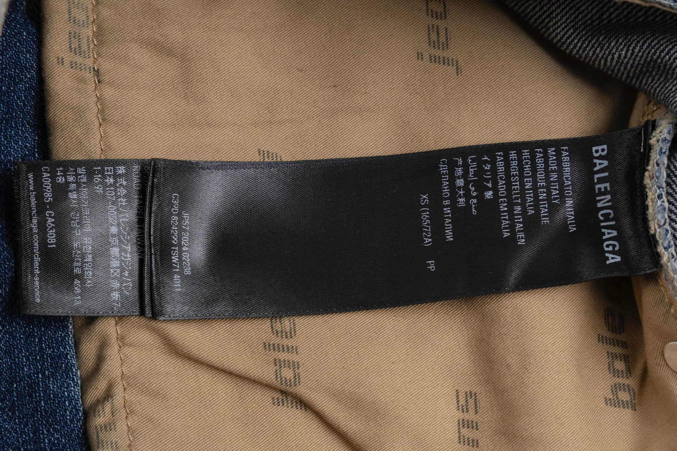 🅿️500 [Exclusive supply] BLCG 25SS ruined distressed jeans. The original version was purchased for 12,300 and developed. The fabric is made of pure cotton twill denim fabric and processed by narrow weaving process. It has a large loss but has excellent drape. Mid-rise with concealed button placket, 5 belt loops and 5 practical pockets. The fabric has been desized and sanded three times, and professional painters hand-sprayed it to make the color transition natural. The trousers body uses positioning cutting technology, combined with pure manual grinding and picking techniques, to show YB-level damage details. The front and back are decorated with carefully designed distressed decorations, showing a retro and distressed style. The accessories are made of custom-woven and dyed pocket cloth, paired with ancient silver double-headed B-shaped zippers, and a full set of customized accessories to highlight the quality. The unique washing process and exquisite hand processing give each pair of jeans a natural vintage texture. Size:XS/S/M