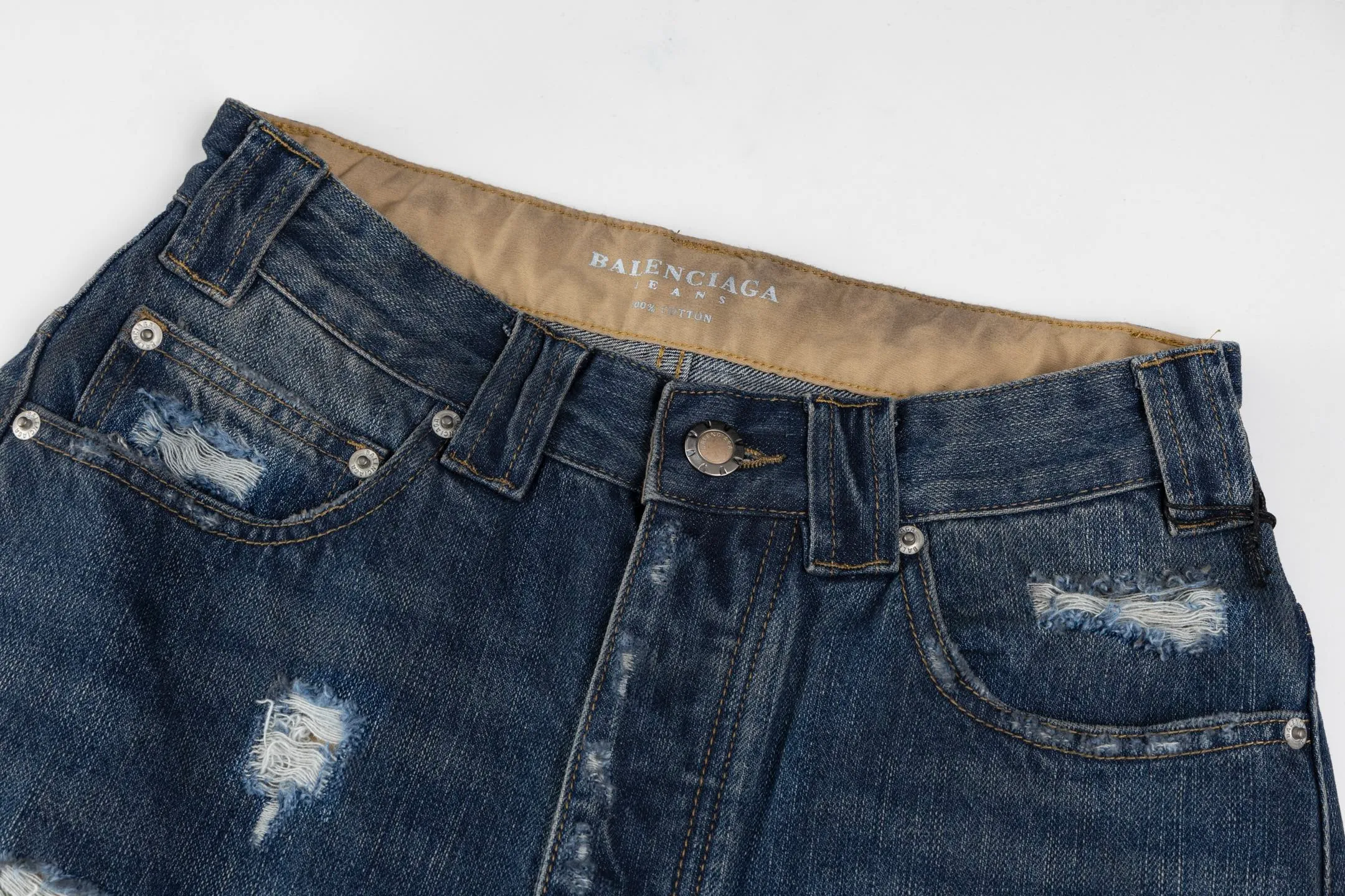 🅿️500 [Exclusive supply] BLCG 25SS ruined distressed jeans. The original version was purchased for 12,300 and developed. The fabric is made of pure cotton twill denim fabric and processed by narrow weaving process. It has a large loss but has excellent drape. Mid-rise with concealed button placket, 5 belt loops and 5 practical pockets. The fabric has been desized and sanded three times, and professional painters hand-sprayed it to make the color transition natural. The trousers body uses positioning cutting technology, combined with pure manual grinding and picking techniques, to show YB-level damage details. The front and back are decorated with carefully designed distressed decorations, showing a retro and distressed style. The accessories are made of custom-woven and dyed pocket cloth, paired with ancient silver double-headed B-shaped zippers, and a full set of customized accessories to highlight the quality. The unique washing process and exquisite hand processing give each pair of jeans a natural vintage texture. Size:XS/S/M