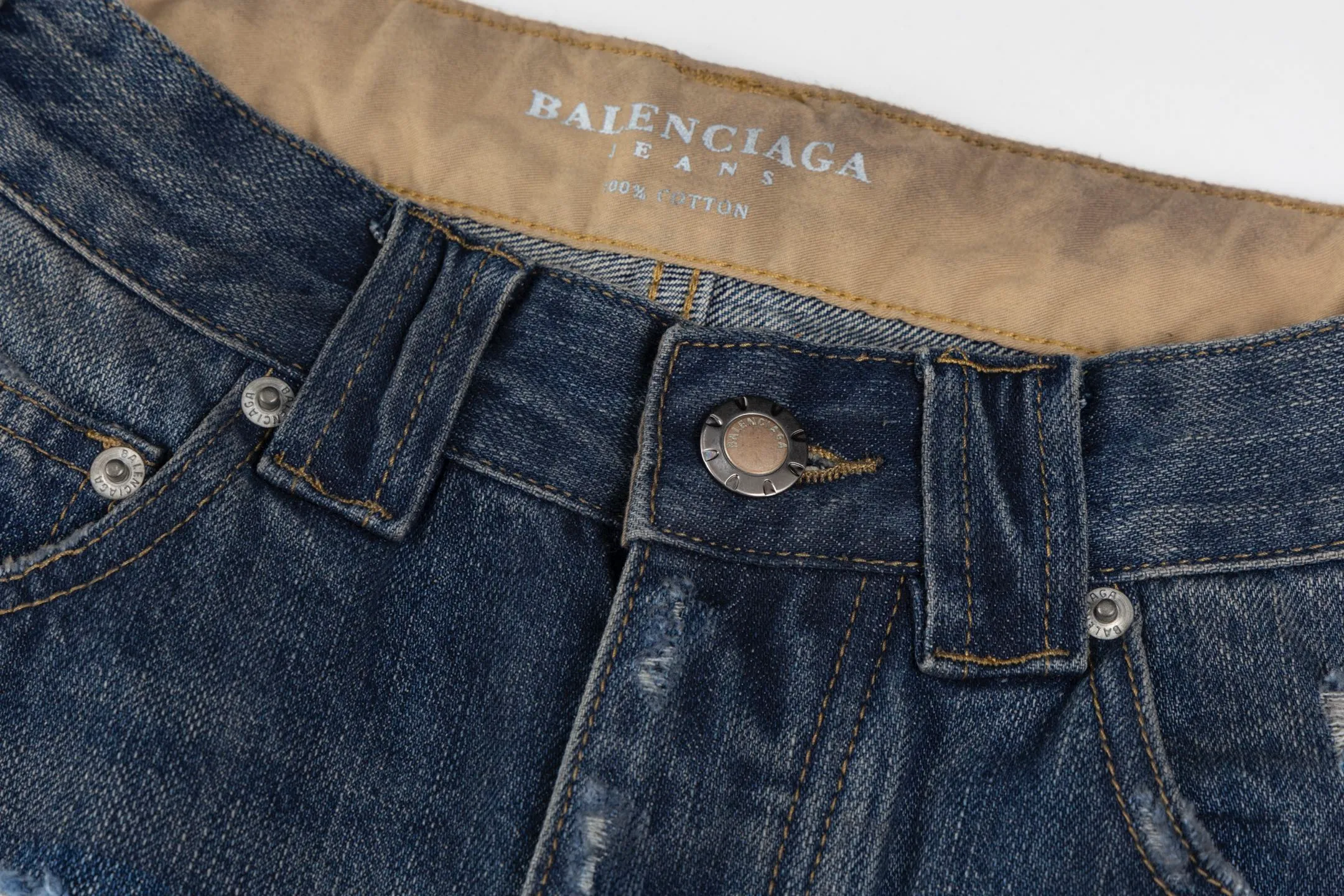 🅿️500 [Exclusive supply] BLCG 25SS ruined distressed jeans. The original version was purchased for 12,300 and developed. The fabric is made of pure cotton twill denim fabric and processed by narrow weaving process. It has a large loss but has excellent drape. Mid-rise with concealed button placket, 5 belt loops and 5 practical pockets. The fabric has been desized and sanded three times, and professional painters hand-sprayed it to make the color transition natural. The trousers body uses positioning cutting technology, combined with pure manual grinding and picking techniques, to show YB-level damage details. The front and back are decorated with carefully designed distressed decorations, showing a retro and distressed style. The accessories are made of custom-woven and dyed pocket cloth, paired with ancient silver double-headed B-shaped zippers, and a full set of customized accessories to highlight the quality. The unique washing process and exquisite hand processing give each pair of jeans a natural vintage texture. Size:XS/S/M
