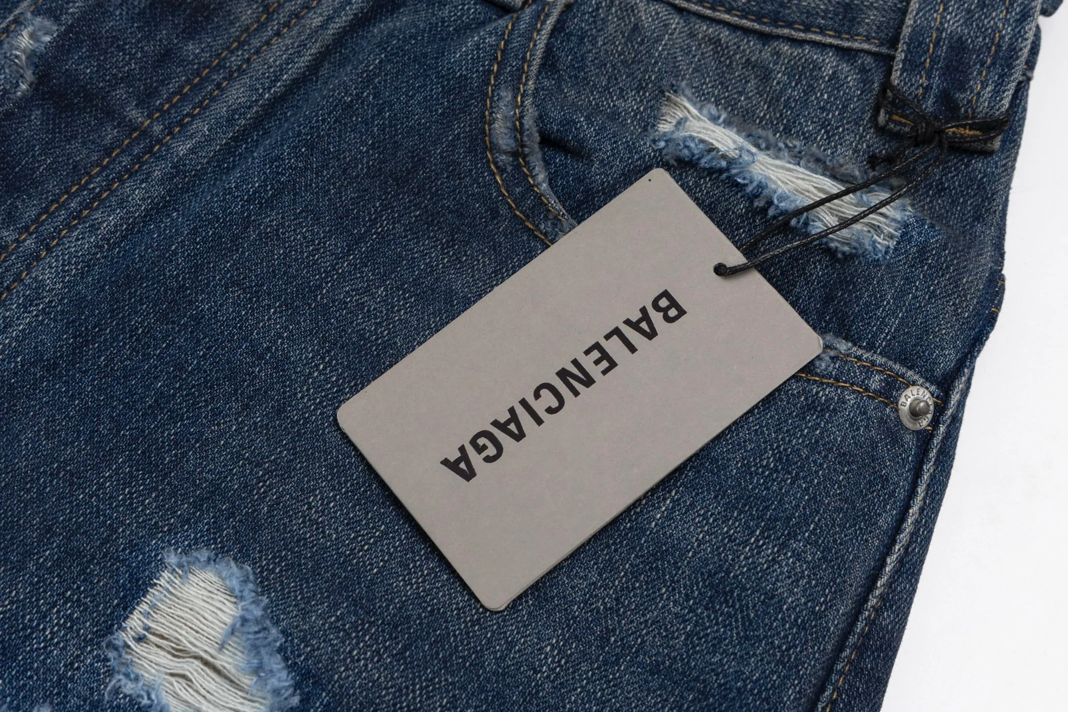 🅿️500 [Exclusive supply] BLCG 25SS ruined distressed jeans. The original version was purchased for 12,300 and developed. The fabric is made of pure cotton twill denim fabric and processed by narrow weaving process. It has a large loss but has excellent drape. Mid-rise with concealed button placket, 5 belt loops and 5 practical pockets. The fabric has been desized and sanded three times, and professional painters hand-sprayed it to make the color transition natural. The trousers body uses positioning cutting technology, combined with pure manual grinding and picking techniques, to show YB-level damage details. The front and back are decorated with carefully designed distressed decorations, showing a retro and distressed style. The accessories are made of custom-woven and dyed pocket cloth, paired with ancient silver double-headed B-shaped zippers, and a full set of customized accessories to highlight the quality. The unique washing process and exquisite hand processing give each pair of jeans a natural vintage texture. Size:XS/S/M