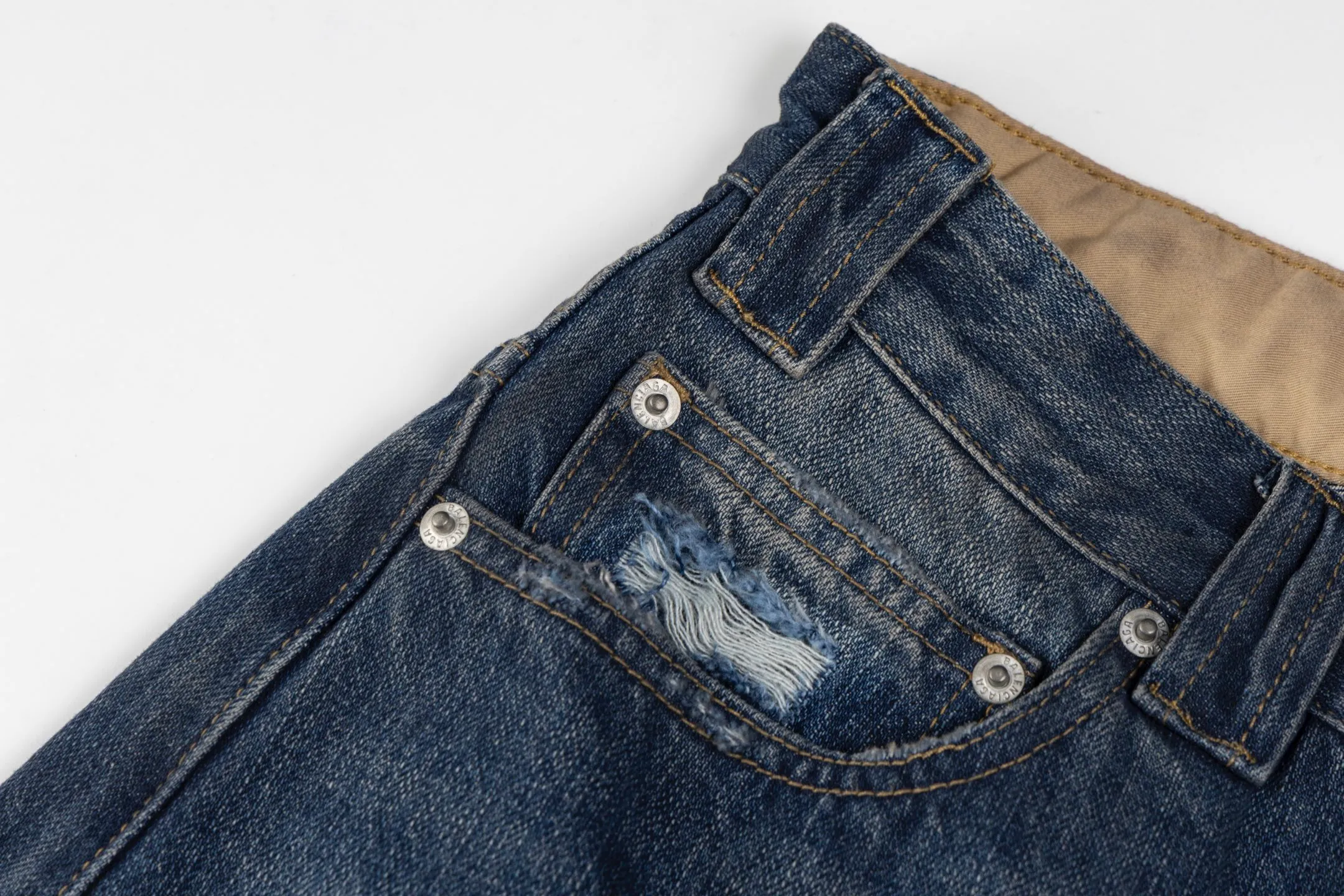 🅿️500 [Exclusive supply] BLCG 25SS ruined distressed jeans. The original version was purchased for 12,300 and developed. The fabric is made of pure cotton twill denim fabric and processed by narrow weaving process. It has a large loss but has excellent drape. Mid-rise with concealed button placket, 5 belt loops and 5 practical pockets. The fabric has been desized and sanded three times, and professional painters hand-sprayed it to make the color transition natural. The trousers body uses positioning cutting technology, combined with pure manual grinding and picking techniques, to show YB-level damage details. The front and back are decorated with carefully designed distressed decorations, showing a retro and distressed style. The accessories are made of custom-woven and dyed pocket cloth, paired with ancient silver double-headed B-shaped zippers, and a full set of customized accessories to highlight the quality. The unique washing process and exquisite hand processing give each pair of jeans a natural vintage texture. Size:XS/S/M