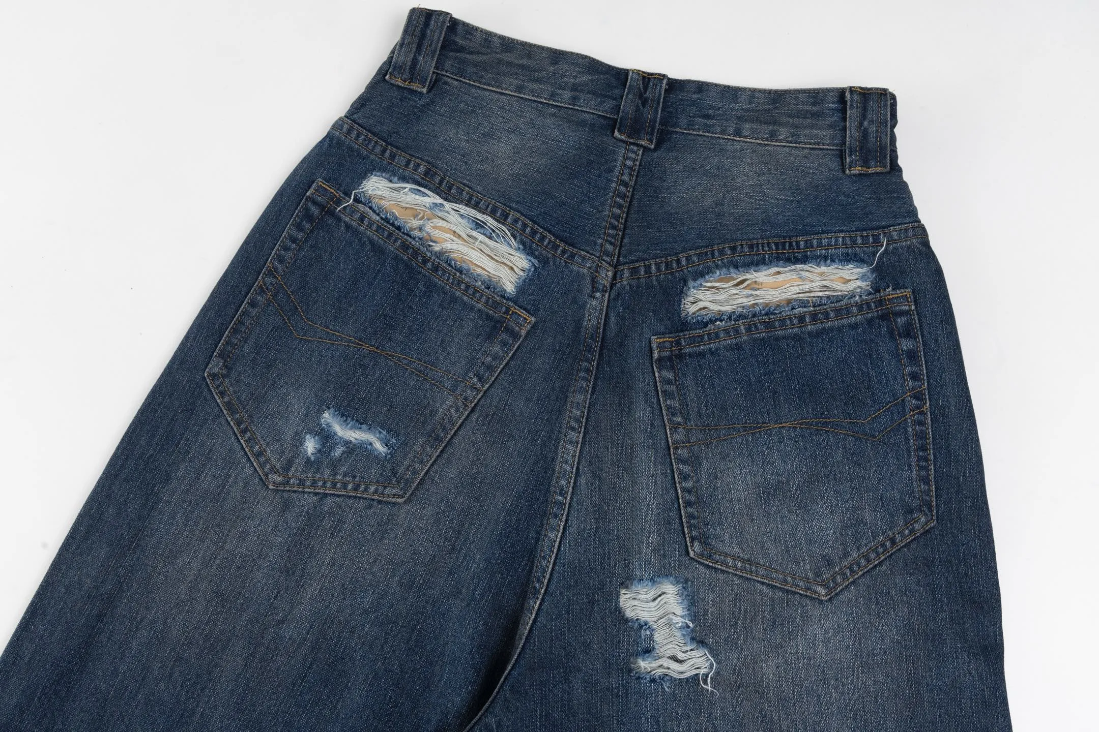 🅿️500 [Exclusive supply] BLCG 25SS ruined distressed jeans. The original version was purchased for 12,300 and developed. The fabric is made of pure cotton twill denim fabric and processed by narrow weaving process. It has a large loss but has excellent drape. Mid-rise with concealed button placket, 5 belt loops and 5 practical pockets. The fabric has been desized and sanded three times, and professional painters hand-sprayed it to make the color transition natural. The trousers body uses positioning cutting technology, combined with pure manual grinding and picking techniques, to show YB-level damage details. The front and back are decorated with carefully designed distressed decorations, showing a retro and distressed style. The accessories are made of custom-woven and dyed pocket cloth, paired with ancient silver double-headed B-shaped zippers, and a full set of customized accessories to highlight the quality. The unique washing process and exquisite hand processing give each pair of jeans a natural vintage texture. Size:XS/S/M
