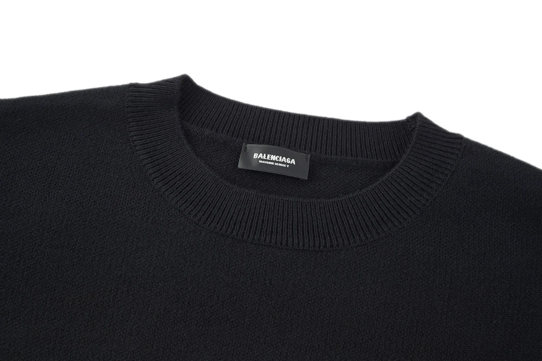 🅿️390 [Exclusive supply] BLCG hand-stitched distressed logo crew neck sweater. The original version was purchased and developed for 14,900. The fabric is made of 35% wool, 55% cotton yarn, and 10% polyester fiber. The sleeve arm logo is made of steel material with electroplating and distressing, and the brand BALENCIAGA logo is laser engraved on the surface. Wash to remove wool impurities - fix the pattern - fix the color. Dropped shoulders, ribbed trim, metallic Balenciaga nameplate on left sleeve Size: S-M-L-XL
