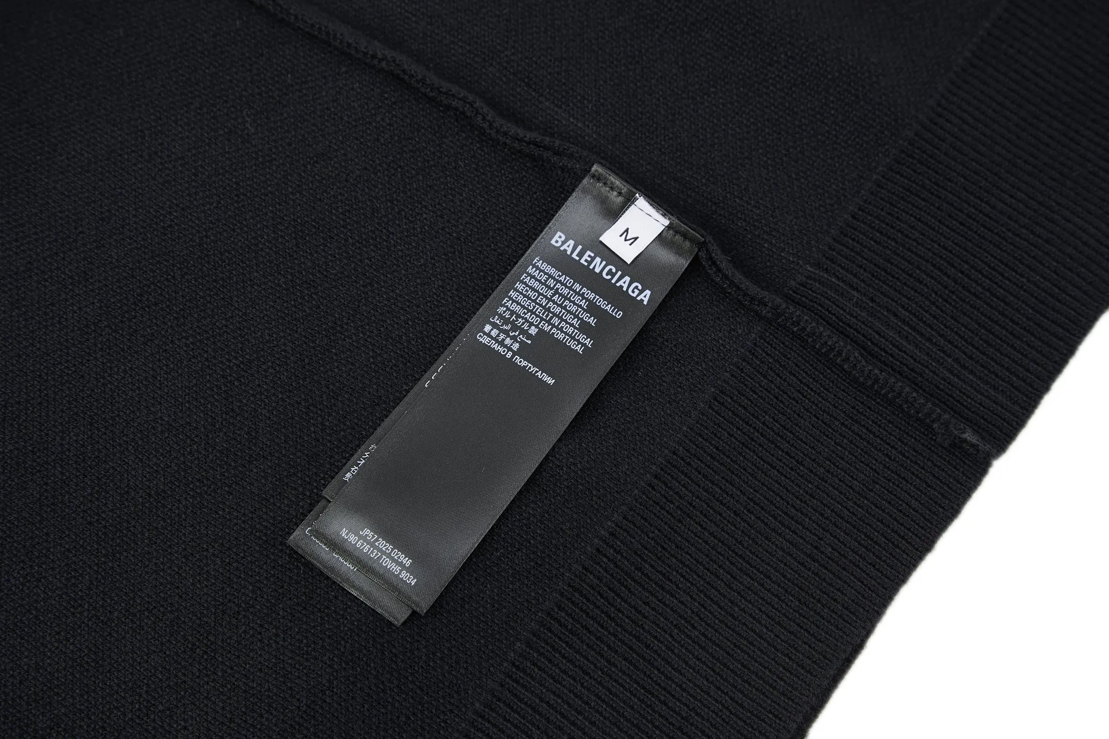 🅿️390 [Exclusive supply] BLCG hand-stitched distressed logo crew neck sweater. The original version was purchased and developed for 14,900. The fabric is made of 35% wool, 55% cotton yarn, and 10% polyester fiber. The sleeve arm logo is made of steel material with electroplating and distressing, and the brand BALENCIAGA logo is laser engraved on the surface. Wash to remove wool impurities - fix the pattern - fix the color. Dropped shoulders, ribbed trim, metallic Balenciaga nameplate on left sleeve Size: S-M-L-XL