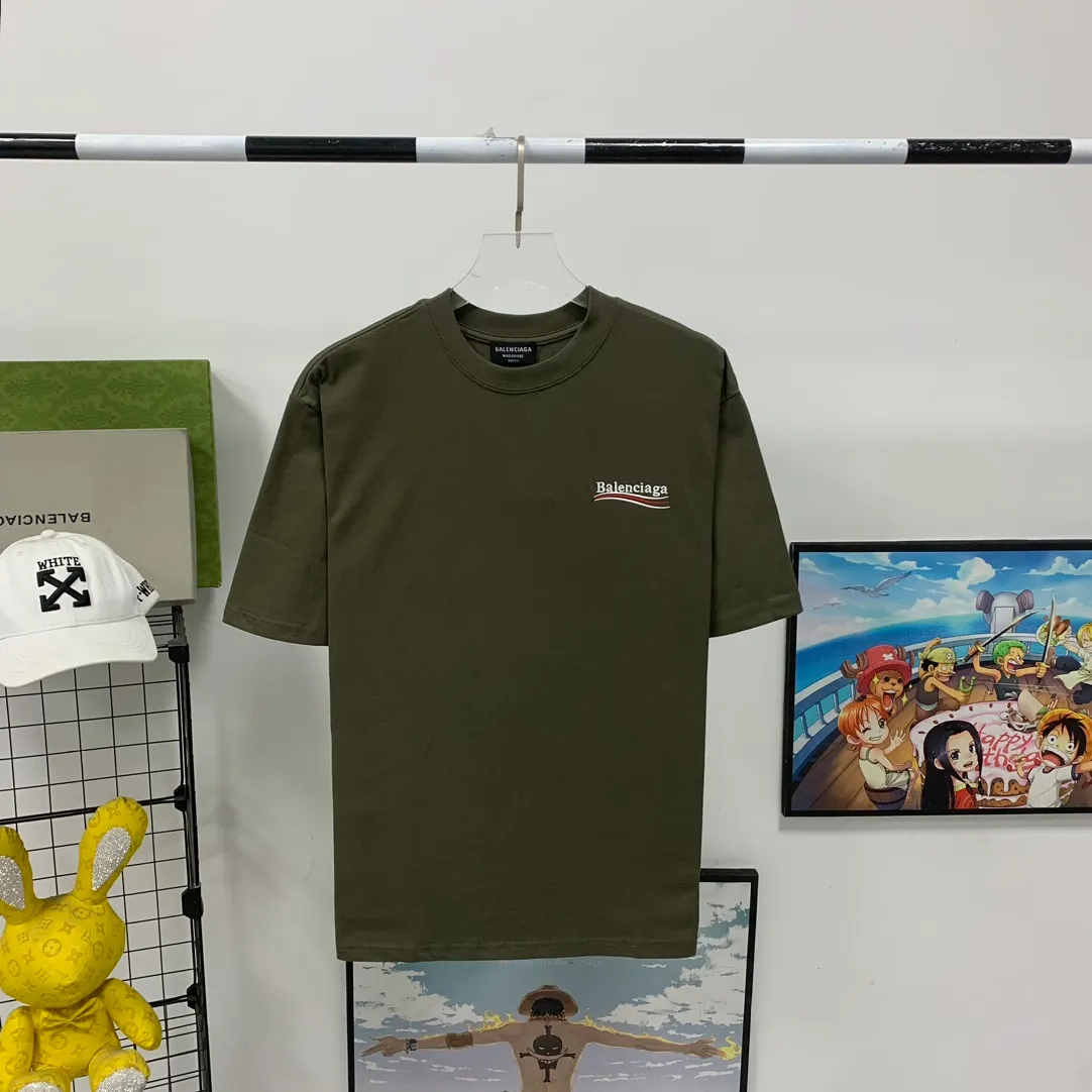 [New arrival] Top tested version BALENCIAGA 23SS male and female couple star same style pure cotton loose Cola Malone graffiti ripped short-sleeved T-shirt. Customized 1:1 colorless dyed fabric. Matched thread. Double enzyme garment wash to ensure durability and washability and not easy to deform. Imported machine water-based ink printing, delicate printing, like graffiti. Purely hand-washed, polished and aged! Comparable to yb, the quality is very different from the market version. If you know the goods, please compare. The fabric is made of 280g double-ply double-yarn plain cotton loose fabric. It feels smooth, loose, breathable and full of drape. Color: Army Green Size: XS-L P:270