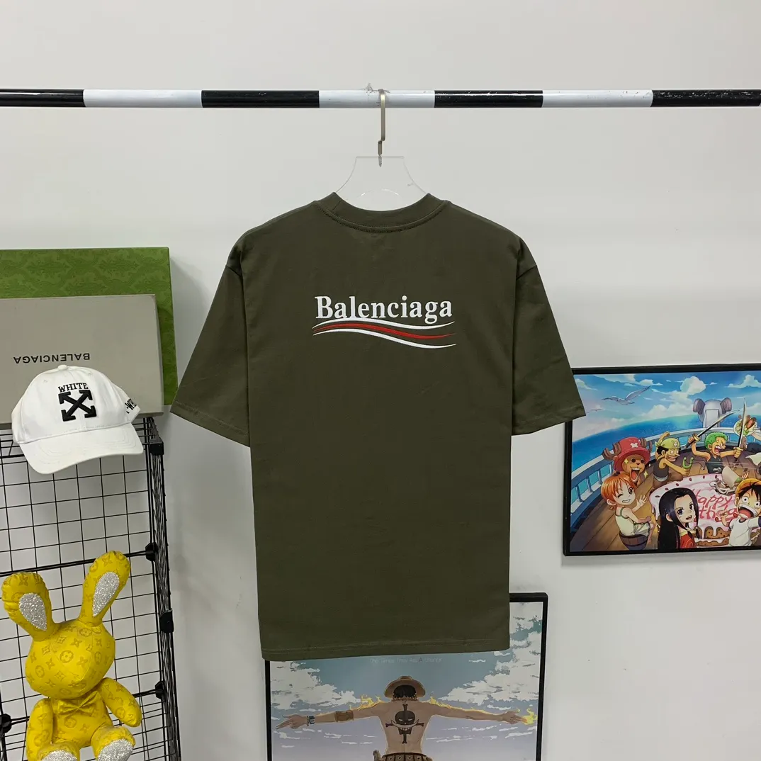 [New arrival] Top tested version BALENCIAGA 23SS male and female couple star same style pure cotton loose Cola Malone graffiti ripped short-sleeved T-shirt. Customized 1:1 colorless dyed fabric. Matched thread. Double enzyme garment wash to ensure durability and washability and not easy to deform. Imported machine water-based ink printing, delicate printing, like graffiti. Purely hand-washed, polished and aged! Comparable to yb, the quality is very different from the market version. If you know the goods, please compare. The fabric is made of 280g double-ply double-yarn plain cotton loose fabric. It feels smooth, loose, breathable and full of drape. Color: Army Green Size: XS-L P:270