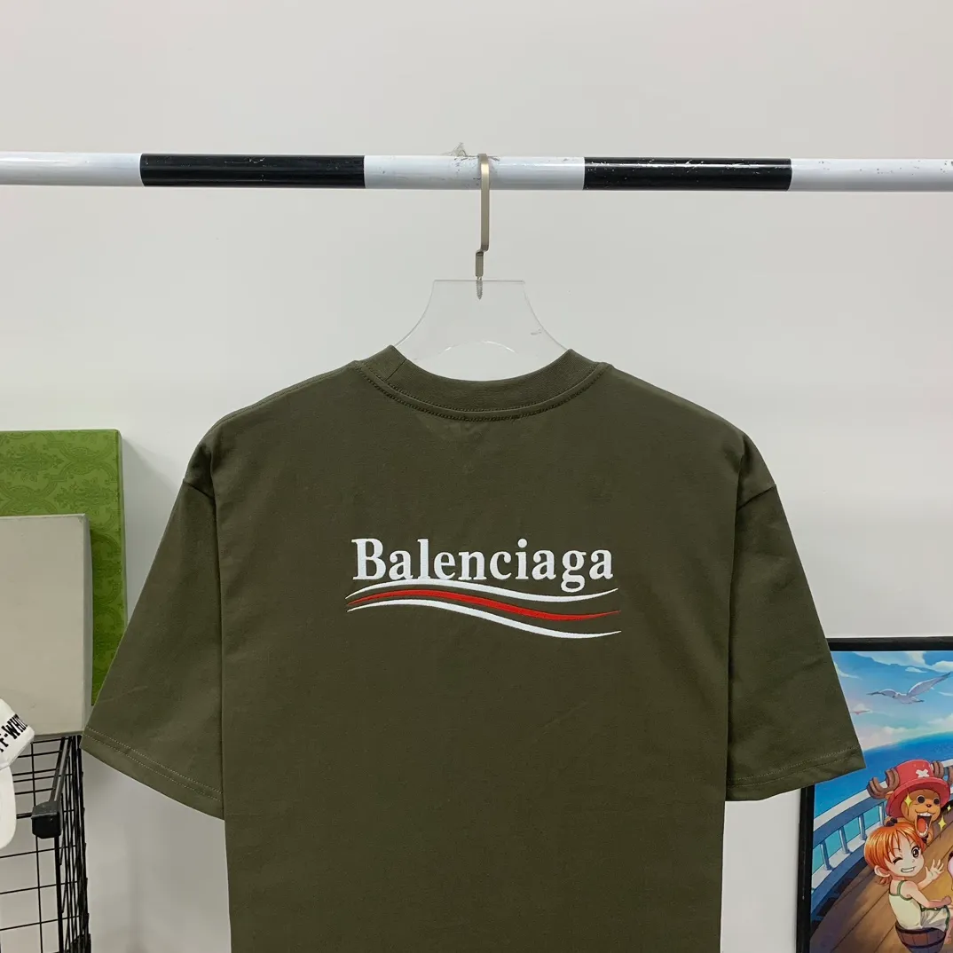 [New arrival] Top tested version BALENCIAGA 23SS male and female couple star same style pure cotton loose Cola Malone graffiti ripped short-sleeved T-shirt. Customized 1:1 colorless dyed fabric. Matched thread. Double enzyme garment wash to ensure durability and washability and not easy to deform. Imported machine water-based ink printing, delicate printing, like graffiti. Purely hand-washed, polished and aged! Comparable to yb, the quality is very different from the market version. If you know the goods, please compare. The fabric is made of 280g double-ply double-yarn plain cotton loose fabric. It feels smooth, loose, breathable and full of drape. Color: Army Green Size: XS-L P:270