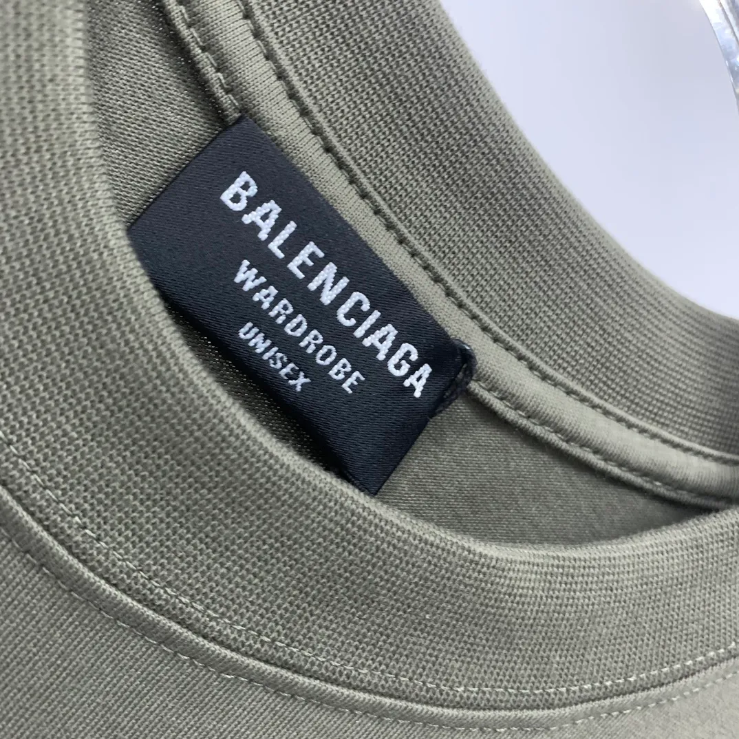 [New arrival] Top tested version BALENCIAGA 23SS male and female couple star same style pure cotton loose Cola Malone graffiti ripped short-sleeved T-shirt. Customized 1:1 colorless dyed fabric. Matched thread. Double enzyme garment wash to ensure durability and washability and not easy to deform. Imported machine water-based ink printing, delicate printing, like graffiti. Purely hand-washed, polished and aged! Comparable to yb, the quality is very different from the market version. If you know the goods, please compare. The fabric is made of 280g double-ply double-yarn plain cotton loose fabric. It feels smooth, loose, breathable and full of drape. Color: Army Green Size: XS-L P:270
