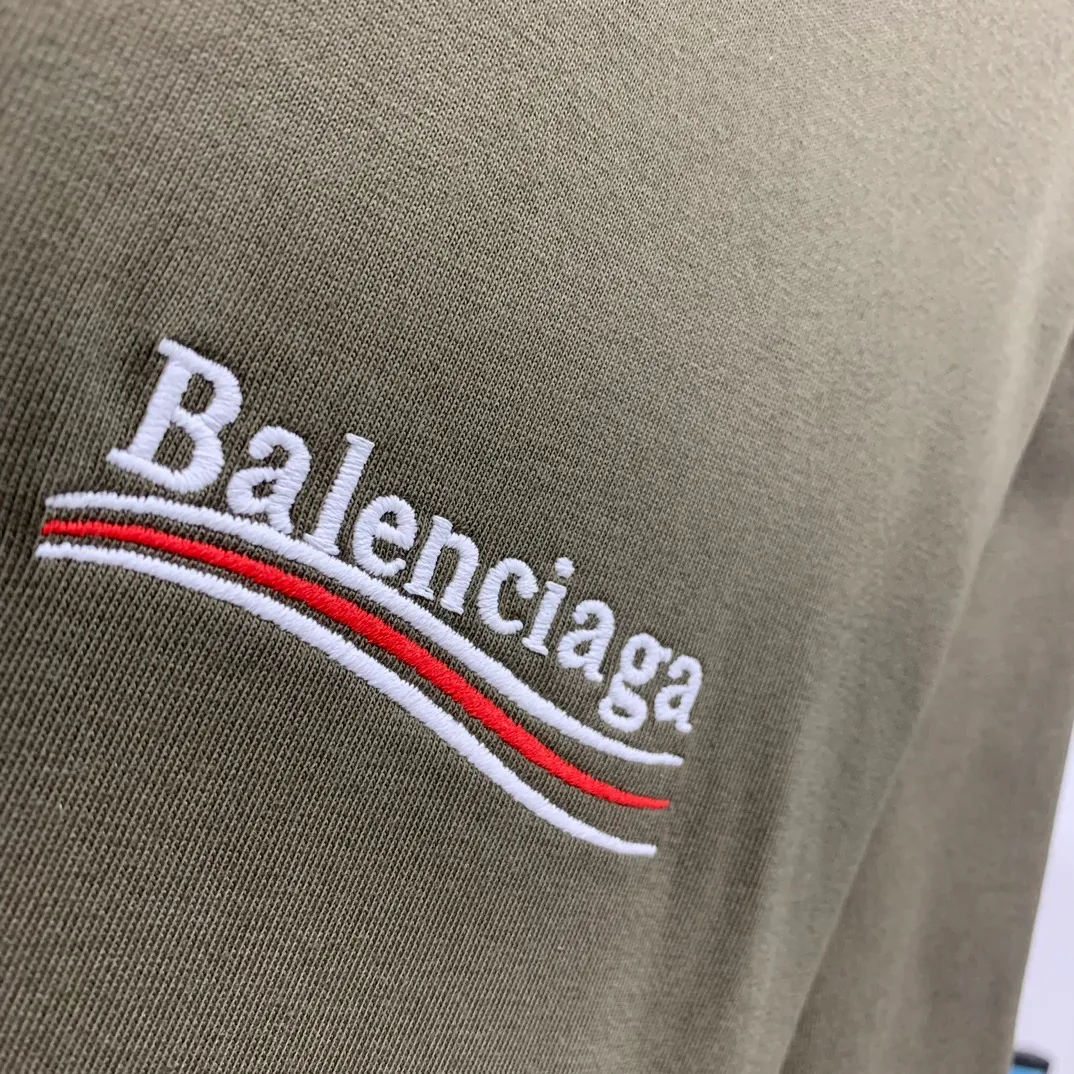 [New arrival] Top tested version BALENCIAGA 23SS male and female couple star same style pure cotton loose Cola Malone graffiti ripped short-sleeved T-shirt. Customized 1:1 colorless dyed fabric. Matched thread. Double enzyme garment wash to ensure durability and washability and not easy to deform. Imported machine water-based ink printing, delicate printing, like graffiti. Purely hand-washed, polished and aged! Comparable to yb, the quality is very different from the market version. If you know the goods, please compare. The fabric is made of 280g double-ply double-yarn plain cotton loose fabric. It feels smooth, loose, breathable and full of drape. Color: Army Green Size: XS-L P:270