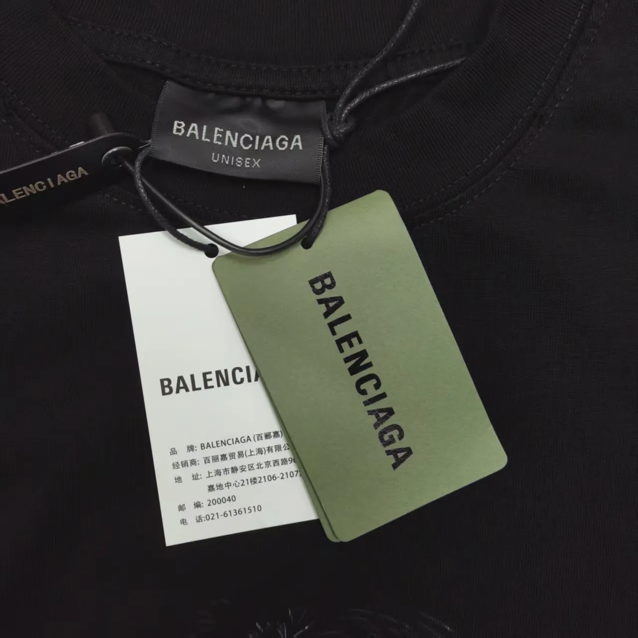 [Top version. Official website quality] BALENCI*GA/25Autumn show spokesperson like direct-injection printing frayed distressed short-sleeved T-shirt #SS25 latest style. Research and development at the first time, different market currencies. Comparisons welcome. The fabric is made of Paris ZP custom-woven and dyed cotton double yarn. Weighing 260 grams, the cloth surface is clean. The cloth pattern is clear, soft and comfortable. The threads are dyed with no color difference. Printing adopts computer direct printing. The garments are washed and worn to make them look old. Jubie market currency. Welcome to compare. The version adopts OS loose shoulder design. Same style for men and women. Color: Black Size: XS S M L P; 130