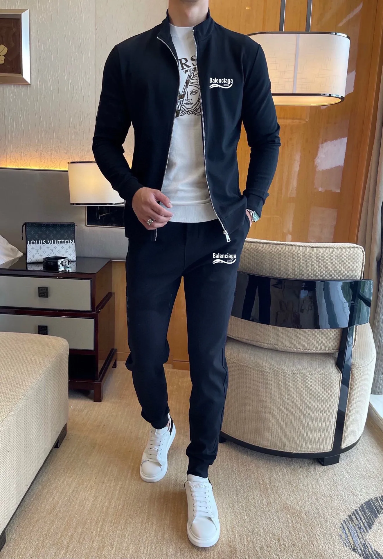 🅿️420 [BALENCIAGA] (Gospel for Fatty) hot-selling suit is coming. Focus on the original version of the official website. 2025 new hot-selling cardigan and sweatshirt suit. The original order is hard to buy🇭🇰. It is the meticulous work of top designers. It has a fitting and perfect upper body effect. All-natural high-quality Roman cotton 100%, close-fitting comfort, noble and elegant! Original hardware embodies elegance and nobility! Counter size: M-5XL (maximum wear up to 220 pounds)