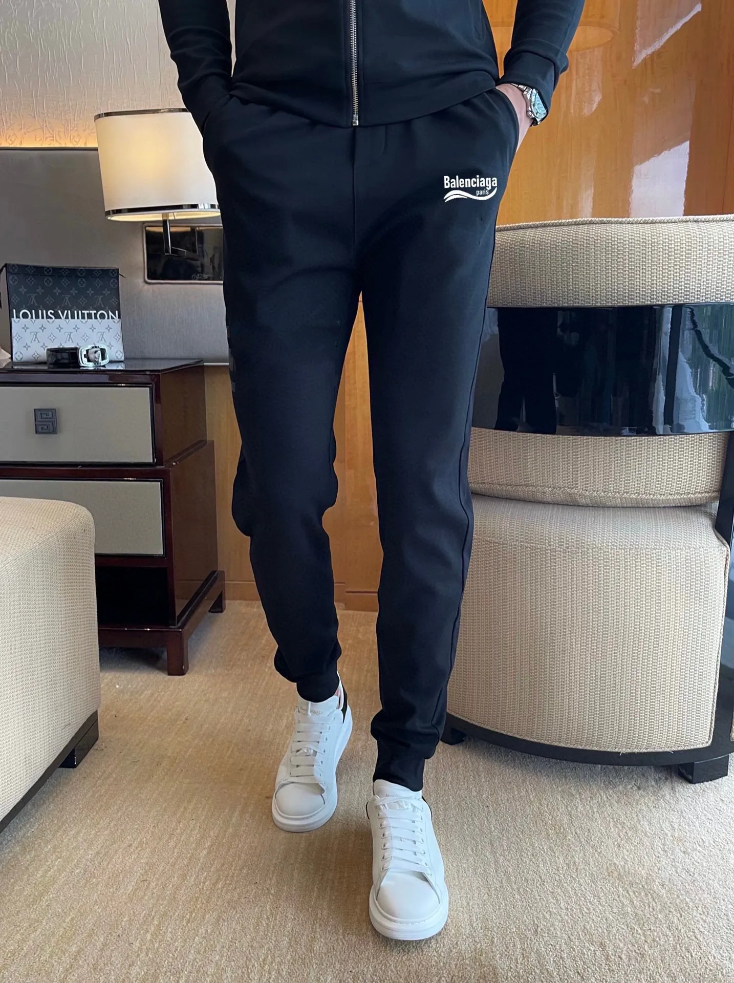 🅿️420 [BALENCIAGA] (Gospel for Fatty) hot-selling suit is coming. Focus on the original version of the official website. 2025 new hot-selling cardigan and sweatshirt suit. The original order is hard to buy🇭🇰. It is the meticulous work of top designers. It has a fitting and perfect upper body effect. All-natural high-quality Roman cotton 100%, close-fitting comfort, noble and elegant! Original hardware embodies elegance and nobility! Counter size: M-5XL (maximum wear up to 220 pounds)