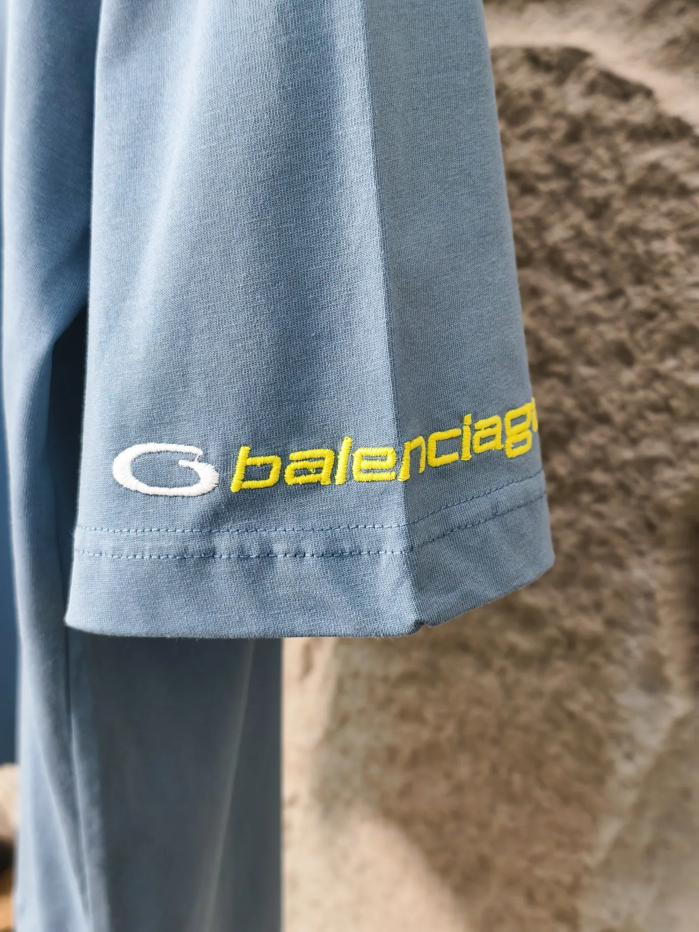 🅿️180 9209# Actual pictures Top version [[BALENCIA*GA] Official website quality Paris new classic letter LOGO embroidered short-sleeved T-shirt OS version Loose dropped shoulders Unisex style Fabric: 260g 100% cotton double yarn Craftsmanship: Embroidery on the front and back panels, left and right sleeves Garment washing Shape solid color Color: black fog blue Size: XS S M L