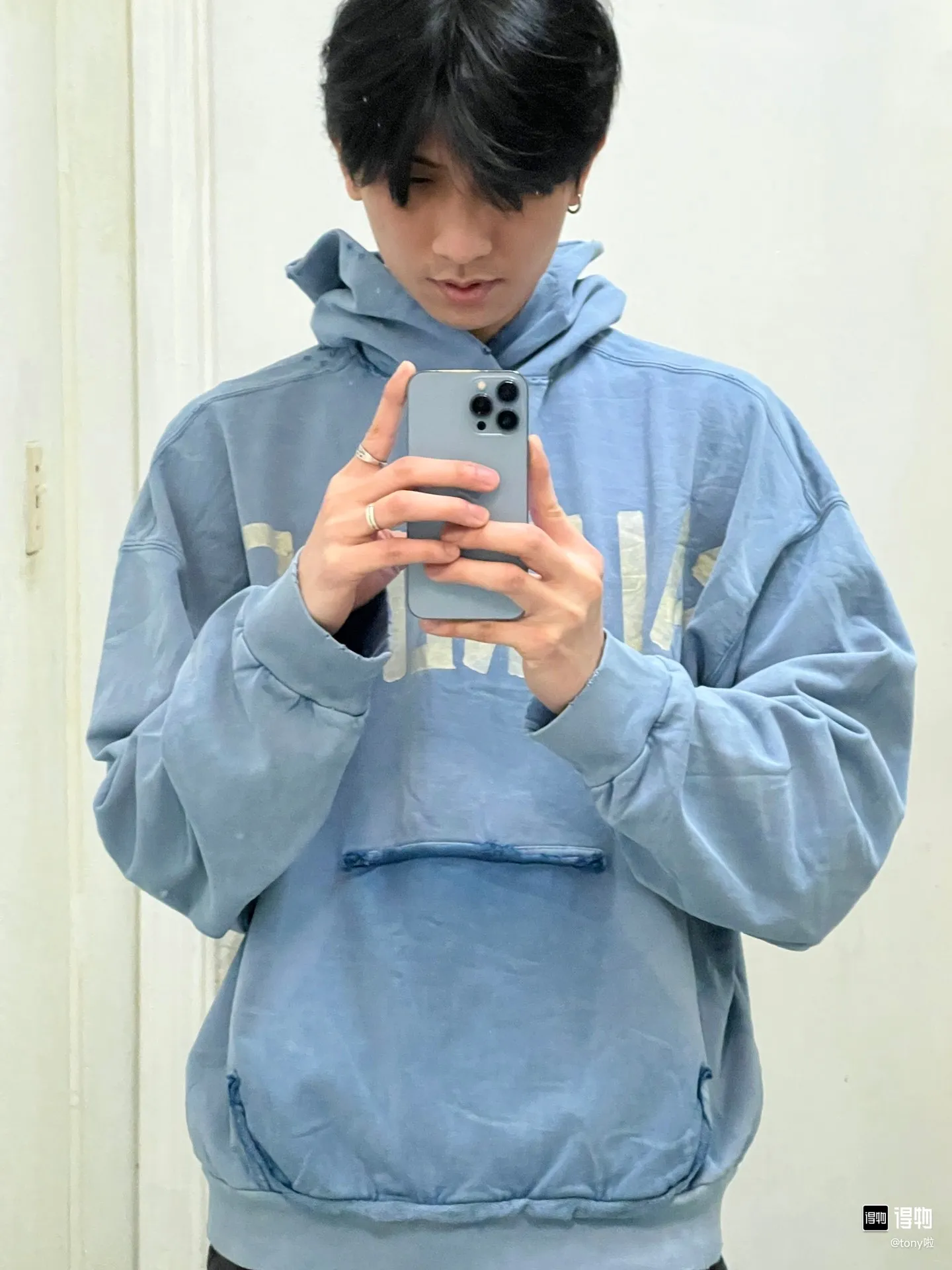 ♻️💯Reference model picture of the upper body❤️Top tested version Balenciaga 23SS haze blue textured paper printed letters double-sided Logo hooded loose hooded sweatshirt This hoodie has a very interesting and cute design. The kangaroo pocket on the front of the large body is a reverse cut design. The double side pockets are hollow, which means that when viewed from the front, it actually deceives your vision. The real pockets are sewn on the terry bottom on the back, which is time-consuming and labor-intensive. But it is the core theme that cannot be ignored in the entire hoodie. The same details include hemming stitching and hole processing on both sides of the pockets; 480g heavy-weight pure cotton fabric with fine and small terry on the bottom. After heavy mud dyeing and washing, the fabric still has a thick foundation and is comfortable and soft. The front and back are double-sided textured paper transfer LOGO and the front and back are printed in different colors. The loose and large dropped shoulder design is suitable for both men and women. This style is also very suitable for girls. It is easy to create a lazy and casual street feel of the United States and France; many parts of the body have been hand-grinded with holes. Traces of muddying can be seen on the neckline, shoulder line, and side cuff splicing, but the visual transition is natural and soft without any dirty feeling. The old effect of the entire hoodie is excellent. The cuff threads are custom-woven in color; the packaging is master-washed and customized. From short-sleeves to sweatshirts, this style is definitely not to be missed Color: Mud-dyed custom-woven ocean blue Size: XS-S-M (Can be worn by men and women, OS loose shoulders) P:510