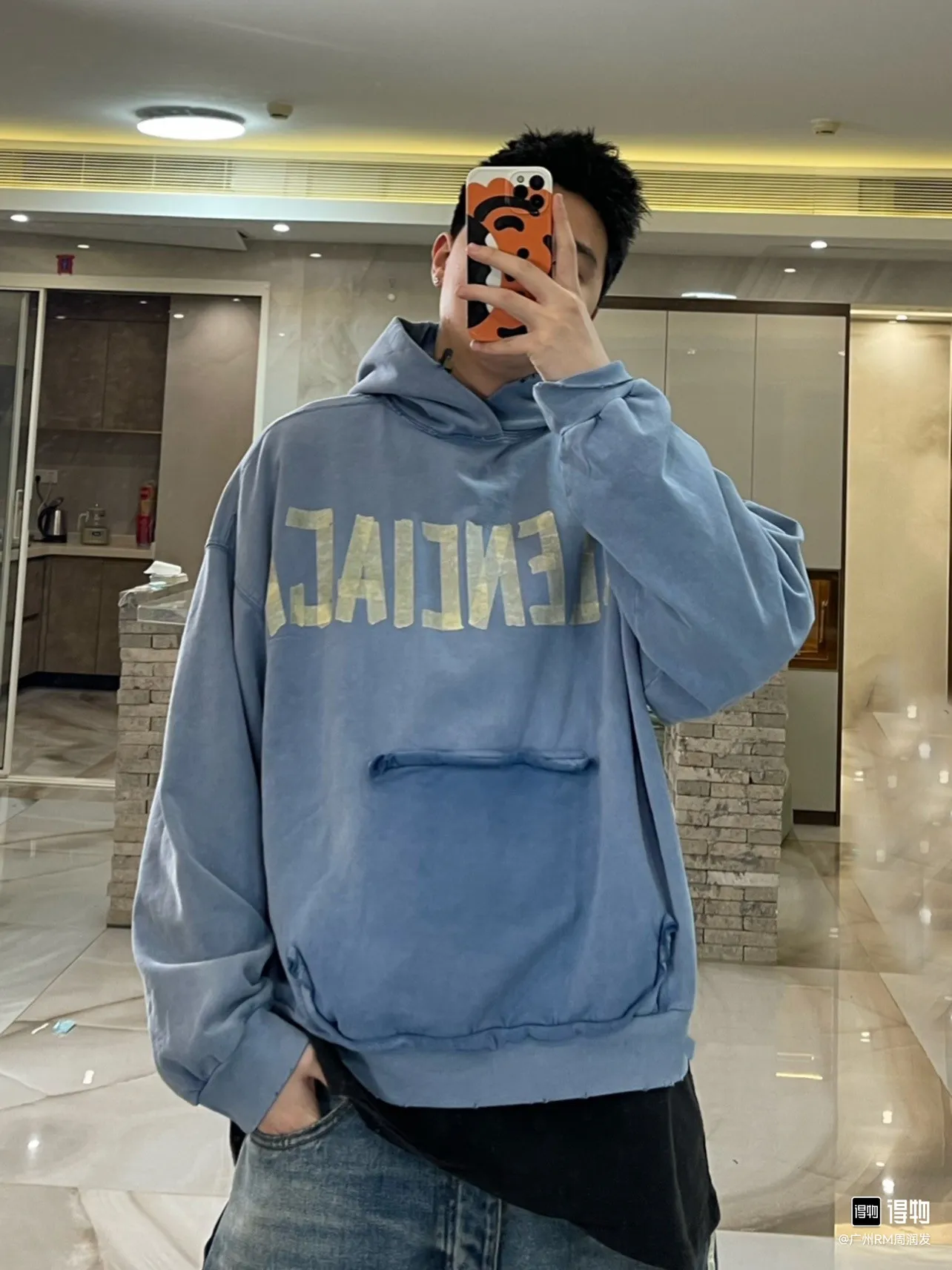 ♻️💯Reference model picture of the upper body❤️Top tested version Balenciaga 23SS haze blue textured paper printed letters double-sided Logo hooded loose hooded sweatshirt This hoodie has a very interesting and cute design. The kangaroo pocket on the front of the large body is a reverse cut design. The double side pockets are hollow, which means that when viewed from the front, it actually deceives your vision. The real pockets are sewn on the terry bottom on the back, which is time-consuming and labor-intensive. But it is the core theme that cannot be ignored in the entire hoodie. The same details include hemming stitching and hole processing on both sides of the pockets; 480g heavy-weight pure cotton fabric with fine and small terry on the bottom. After heavy mud dyeing and washing, the fabric still has a thick foundation and is comfortable and soft. The front and back are double-sided textured paper transfer LOGO and the front and back are printed in different colors. The loose and large dropped shoulder design is suitable for both men and women. This style is also very suitable for girls. It is easy to create a lazy and casual street feel of the United States and France; many parts of the body have been hand-grinded with holes. Traces of muddying can be seen on the neckline, shoulder line, and side cuff splicing, but the visual transition is natural and soft without any dirty feeling. The old effect of the entire hoodie is excellent. The cuff threads are custom-woven in color; the packaging is master-washed and customized. From short-sleeves to sweatshirts, this style is definitely not to be missed Color: Mud-dyed custom-woven ocean blue Size: XS-S-M (Can be worn by men and women, OS loose shoulders) P:510