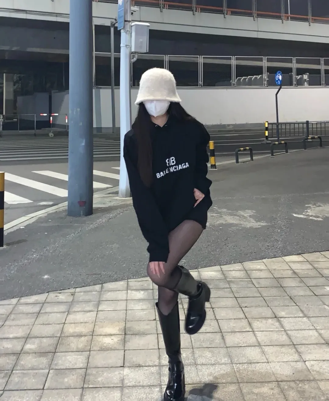 ♻️💯Upper body reference model picture❤️Spring and autumn top-notch proven version Balenciaga BALENCIAGA 22S early spring new fashion hole phantom mosaic blurred letters loose cotton hoodie sweatshirt The fabric is made of 520 grams of composite crystal velvet, with extremely high fabric density. The chest is printed with digital direct-injection printing, which creates a dizzy effect of fuzzy mathematical patterns. It restores the hazy gradient phantom printing of the English "Balenciaga" on the chest without any difference. The floral gray is a yarn-dyed fabric, and the yarn is dyed first and then woven. Feel free to compare.  Color: black white Size: XS-L (maximum wear: 230 pounds) P: 460