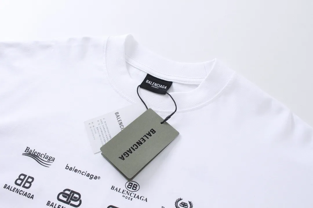 🅿️200 real photos [Top version. Official website quality] BALENCI*GA/Paris BALENCI*GA# 2024 spring and summer new style, printed with classic LOGO collection long-sleeved T-shirt. 2024 spring and summer new product. Brick cabinet synchronization. Welcome to compare. The fabric is made of Paris ZP custom-woven and dyed 100% cotton double yarn compact cotton. The weight is 260 grams, the cloth surface is clean, the cloth texture is clear, soft and comfortable. The color fastness is good. It is not easy to change color. The threads are woven and dyed with no color difference. The printing uses imported environmentally friendly rubber paddles, precision stencils, fine LOGO letters, clear letters, no burrs, and a three-dimensional effect. Restore brick cabinet. The version adopts OS loose shoulder style. Same style for men and women. Code: BL225005 Color: black, beige, pink, smoky gray, white Size: XS S M L