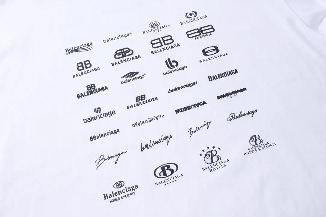 🅿️200 real photos [Top version. Official website quality] BALENCI*GA/Paris BALENCI*GA# 2024 spring and summer new style, printed with classic LOGO collection long-sleeved T-shirt. 2024 spring and summer new product. Brick cabinet synchronization. Welcome to compare. The fabric is made of Paris ZP custom-woven and dyed 100% cotton double yarn compact cotton. The weight is 260 grams, the cloth surface is clean, the cloth texture is clear, soft and comfortable. The color fastness is good. It is not easy to change color. The threads are woven and dyed with no color difference. The printing uses imported environmentally friendly rubber paddles, precision stencils, fine LOGO letters, clear letters, no burrs, and a three-dimensional effect. Restore brick cabinet. The version adopts OS loose shoulder style. Same style for men and women. Code: BL225005 Color: black, beige, pink, smoky gray, white Size: XS S M L