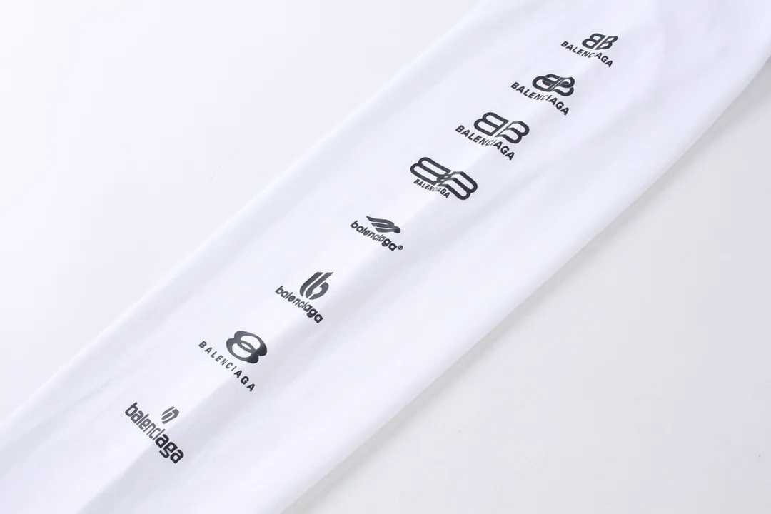 🅿️200 real photos [Top version. Official website quality] BALENCI*GA/Paris BALENCI*GA# 2024 spring and summer new style, printed with classic LOGO collection long-sleeved T-shirt. 2024 spring and summer new product. Brick cabinet synchronization. Welcome to compare. The fabric is made of Paris ZP custom-woven and dyed 100% cotton double yarn compact cotton. The weight is 260 grams, the cloth surface is clean, the cloth texture is clear, soft and comfortable. The color fastness is good. It is not easy to change color. The threads are woven and dyed with no color difference. The printing uses imported environmentally friendly rubber paddles, precision stencils, fine LOGO letters, clear letters, no burrs, and a three-dimensional effect. Restore brick cabinet. The version adopts OS loose shoulder style. Same style for men and women. Code: BL225005 Color: black, beige, pink, smoky gray, white Size: XS S M L