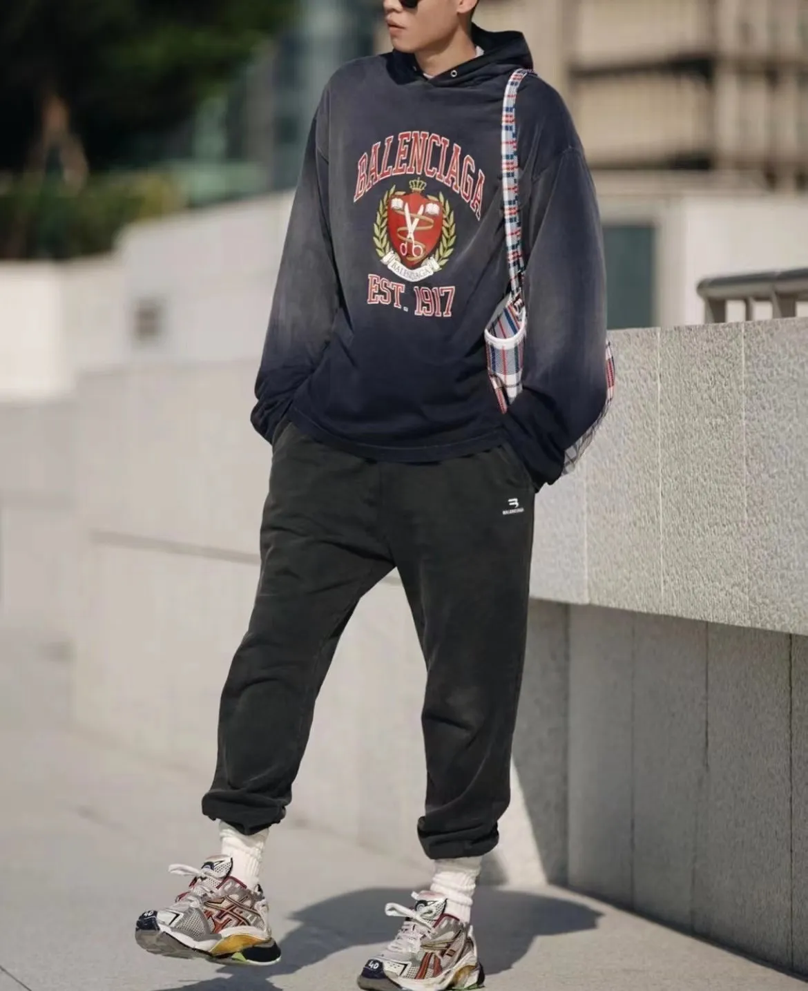 ♻️💯Upper body reference model picture❤️Top tested version Balenciaga Balenciaga logo printed EST 1917 knitted T-shirt 2022 new style autumn and winter hoodie sweatshirt for men and women. The process adopts Kangli printing cracking effect. This crack is not a line pattern, but a three-dimensional burst pattern. How many versions on the market are based on pictures? Just make pictures, not craftsmanship? Without a version, it would be impossible to create the original flavor, and it would be almost pointless to brag! The front panel printing glue bursting effect uses imported transparent slurry to scrape the bottom to make the printing bursting feel uniform. (PS: If this process is missing, the printing will easily fall off in large areas after cracking) The fabric is made of 520g composite crystal velvet fabric, which is full of drape, loose and good on the skin. Color: black white Size: XS-L (maximum wear: 230 pounds) P:490