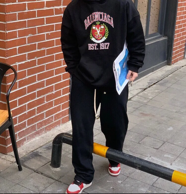 ♻️💯Upper body reference model picture❤️Top tested version Balenciaga Balenciaga logo printed EST 1917 knitted T-shirt 2022 new style autumn and winter hoodie sweatshirt for men and women. The process adopts Kangli printing cracking effect. This crack is not a line pattern, but a three-dimensional burst pattern. How many versions on the market are based on pictures? Just make pictures, not craftsmanship? Without a version, it would be impossible to create the original flavor, and it would be almost pointless to brag! The front panel printing glue bursting effect uses imported transparent slurry to scrape the bottom to make the printing bursting feel uniform. (PS: If this process is missing, the printing will easily fall off in large areas after cracking) The fabric is made of 520g composite crystal velvet fabric, which is full of drape, loose and good on the skin. Color: black white Size: XS-L (maximum wear: 230 pounds) P:490