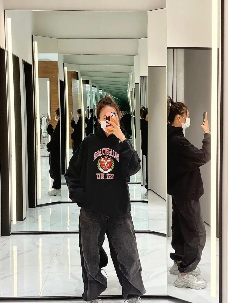 ♻️💯Upper body reference model picture❤️Top tested version Balenciaga Balenciaga logo printed EST 1917 knitted T-shirt 2022 new style autumn and winter hoodie sweatshirt for men and women. The process adopts Kangli printing cracking effect. This crack is not a line pattern, but a three-dimensional burst pattern. How many versions on the market are based on pictures? Just make pictures, not craftsmanship? Without a version, it would be impossible to create the original flavor, and it would be almost pointless to brag! The front panel printing glue bursting effect uses imported transparent slurry to scrape the bottom to make the printing bursting feel uniform. (PS: If this process is missing, the printing will easily fall off in large areas after cracking) The fabric is made of 520g composite crystal velvet fabric, which is full of drape, loose and good on the skin. Color: black white Size: XS-L (maximum wear: 230 pounds) P:490