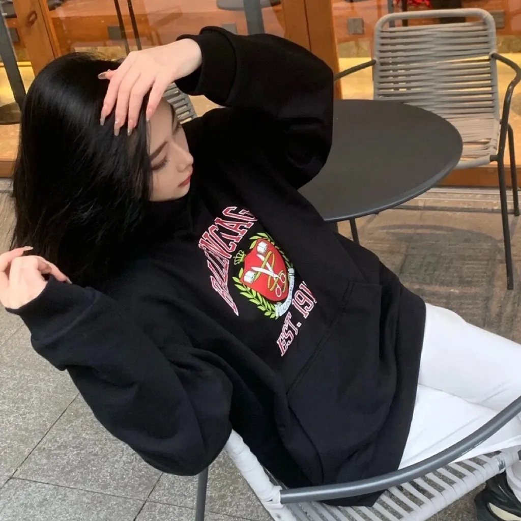 ♻️💯Upper body reference model picture❤️Top tested version Balenciaga Balenciaga logo printed EST 1917 knitted T-shirt 2022 new style autumn and winter hoodie sweatshirt for men and women. The process adopts Kangli printing cracking effect. This crack is not a line pattern, but a three-dimensional burst pattern. How many versions on the market are based on pictures? Just make pictures, not craftsmanship? Without a version, it would be impossible to create the original flavor, and it would be almost pointless to brag! The front panel printing glue bursting effect uses imported transparent slurry to scrape the bottom to make the printing bursting feel uniform. (PS: If this process is missing, the printing will easily fall off in large areas after cracking) The fabric is made of 520g composite crystal velvet fabric, which is full of drape, loose and good on the skin. Color: black white Size: XS-L (maximum wear: 230 pounds) P:490