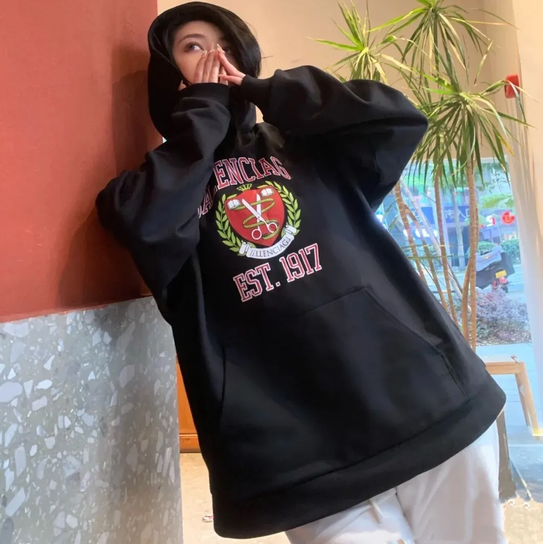 ♻️💯Upper body reference model picture❤️Top tested version Balenciaga Balenciaga logo printed EST 1917 knitted T-shirt 2022 new style autumn and winter hoodie sweatshirt for men and women. The process adopts Kangli printing cracking effect. This crack is not a line pattern, but a three-dimensional burst pattern. How many versions on the market are based on pictures? Just make pictures, not craftsmanship? Without a version, it would be impossible to create the original flavor, and it would be almost pointless to brag! The front panel printing glue bursting effect uses imported transparent slurry to scrape the bottom to make the printing bursting feel uniform. (PS: If this process is missing, the printing will easily fall off in large areas after cracking) The fabric is made of 520g composite crystal velvet fabric, which is full of drape, loose and good on the skin. Color: black white Size: XS-L (maximum wear: 230 pounds) P:490