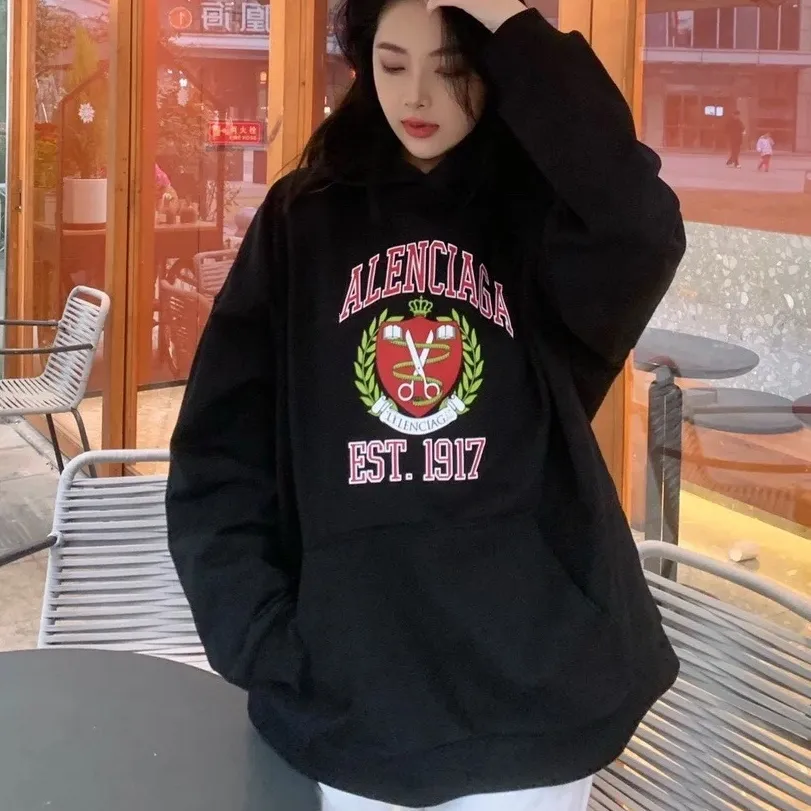 ♻️💯Upper body reference model picture❤️Top tested version Balenciaga Balenciaga logo printed EST 1917 knitted T-shirt 2022 new style autumn and winter hoodie sweatshirt for men and women. The process adopts Kangli printing cracking effect. This crack is not a line pattern, but a three-dimensional burst pattern. How many versions on the market are based on pictures? Just make pictures, not craftsmanship? Without a version, it would be impossible to create the original flavor, and it would be almost pointless to brag! The front panel printing glue bursting effect uses imported transparent slurry to scrape the bottom to make the printing bursting feel uniform. (PS: If this process is missing, the printing will easily fall off in large areas after cracking) The fabric is made of 520g composite crystal velvet fabric, which is full of drape, loose and good on the skin. Color: black white Size: XS-L (maximum wear: 230 pounds) P:490