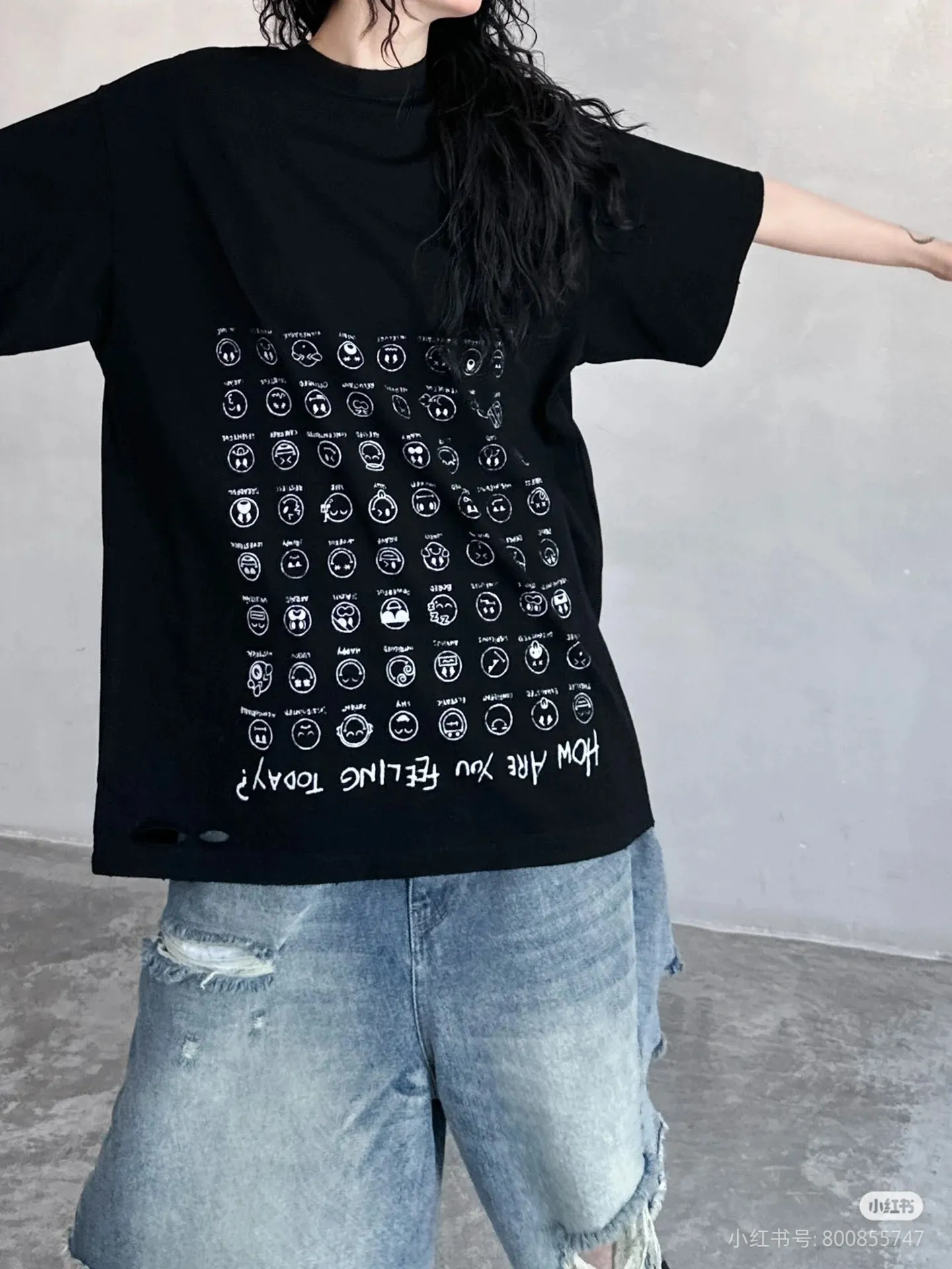 ♻️💯Refer to the model picture for the upper body❤️The top version of Balenciaga's creative smiley emoticon direct-printed round neck short-sleeved T-shirt. Purchase the original pattern and make a sample. Compare the original fabric, version, and details. Fabric: Made of 100% pure cotton fabric and imported cotton yarn. Soft, skin-friendly and non-irritating.  Craftsmanship: The clothing is a front-shoulder version, and all pieces are cut one-to-one by professional masters. Details: All accessories are genuine one-to-one custom-made and fully equipped, including the buttons on the front of the clothing.  Purchase the original benchmarking details fabric, high version, heavy weight 320g double yarn pure cotton fabric, color: black, white, code number: XS S M L P: 290