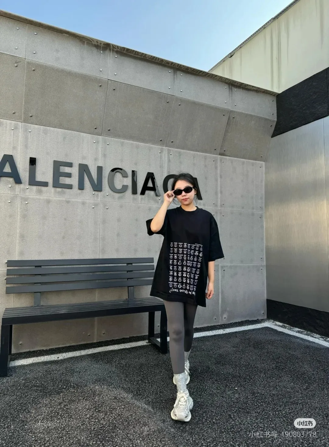 ♻️💯Refer to the model picture for the upper body❤️The top version of Balenciaga's creative smiley emoticon direct-printed round neck short-sleeved T-shirt. Purchase the original pattern and make a sample. Compare the original fabric, version, and details. Fabric: Made of 100% pure cotton fabric and imported cotton yarn. Soft, skin-friendly and non-irritating.  Craftsmanship: The clothing is a front-shoulder version, and all pieces are cut one-to-one by professional masters. Details: All accessories are genuine one-to-one custom-made and fully equipped, including the buttons on the front of the clothing.  Purchase the original benchmarking details fabric, high version, heavy weight 320g double yarn pure cotton fabric, color: black, white, code number: XS S M L P: 290