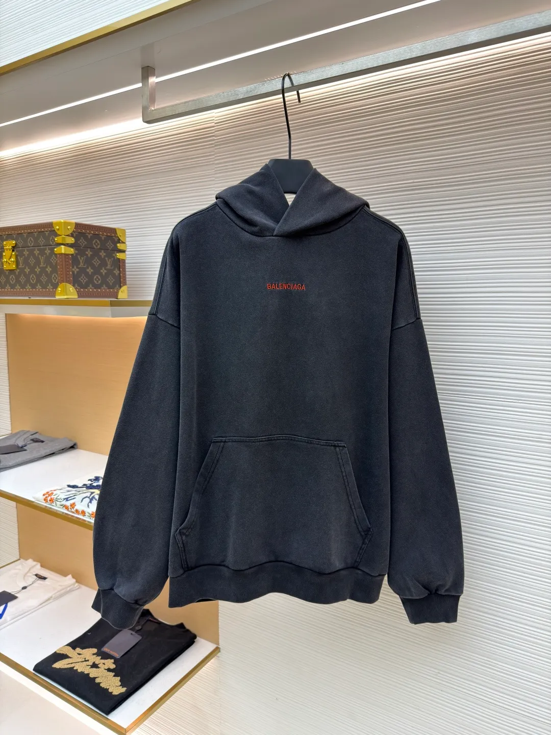 Balenciaga back embroidered hooded sweatshirt ●Original version: Purchased and developed for 8300 ●Item number: 1681568-A65 ●Fabric: Premium pure velvet soft fabric ●Technology: Embroidery production ●Color: Black and gray ●Version: Loose version ●Weight: about 810 grams ●Size: S-M-L-XL ●Description: Customized premium pure velvet soft fabric with delicate hand feel and comfortable skin-fitting color, with unique faded black as the main color Mysterious and charming. The minimalist and exquisite Balenciaga Back embroidery art on the chest is embellished. It is a concrete expression of the brand's soul. The back panel is deconstructed with Balenciaga Back embroidery into a flowing visual storm. The most traditional red is used to embroider the most uninhibited soul. Drawstring hood design. Artists walking at the forefront of fashion use every outfit to outline their own fashion picture, using imported machine embroidery technology and using advanced computer control systems and precision mechanical components to realize Balenciaga. The back embroidery operation has high precision. The lines are smooth and thin. It adopts the washing and frying process. The special desizing agent is preferred. Then the fabric is soaked in it and evenly sized. After desizing, it is finally rinsed. The workmanship is extremely complicated and the loss is high. The overall wiring is straight and delicate, the fabric is comfortable and soft, and the color is consistent without color difference. It can be matched with the same style to create a fashionable look and control various occasions. Customized accessories, complete with three standards, same style for men and women!