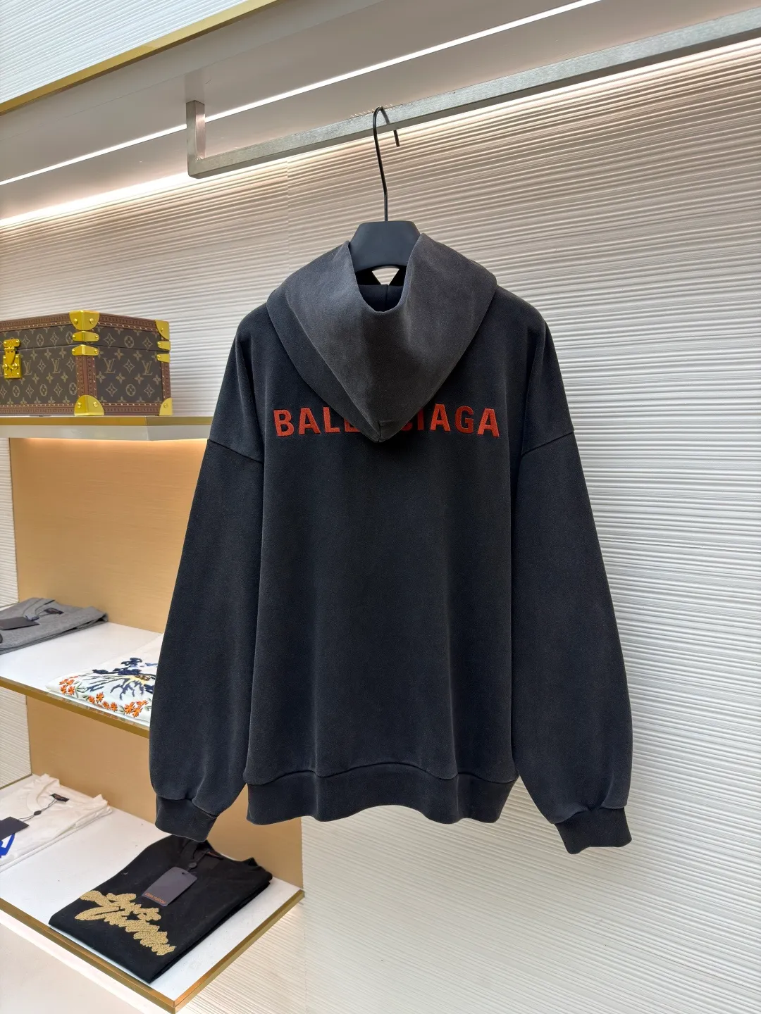 Balenciaga back embroidered hooded sweatshirt ●Original version: Purchased and developed for 8300 ●Item number: 1681568-A65 ●Fabric: Premium pure velvet soft fabric ●Technology: Embroidery production ●Color: Black and gray ●Version: Loose version ●Weight: about 810 grams ●Size: S-M-L-XL ●Description: Customized premium pure velvet soft fabric with delicate hand feel and comfortable skin-fitting color, with unique faded black as the main color Mysterious and charming. The minimalist and exquisite Balenciaga Back embroidery art on the chest is embellished. It is a concrete expression of the brand's soul. The back panel is deconstructed with Balenciaga Back embroidery into a flowing visual storm. The most traditional red is used to embroider the most uninhibited soul. Drawstring hood design. Artists walking at the forefront of fashion use every outfit to outline their own fashion picture, using imported machine embroidery technology and using advanced computer control systems and precision mechanical components to realize Balenciaga. The back embroidery operation has high precision. The lines are smooth and thin. It adopts the washing and frying process. The special desizing agent is preferred. Then the fabric is soaked in it and evenly sized. After desizing, it is finally rinsed. The workmanship is extremely complicated and the loss is high. The overall wiring is straight and delicate, the fabric is comfortable and soft, and the color is consistent without color difference. It can be matched with the same style to create a fashionable look and control various occasions. Customized accessories, complete with three standards, same style for men and women!