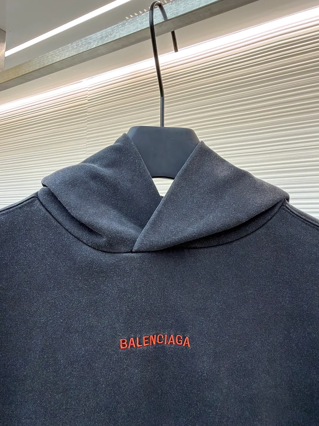 Balenciaga back embroidered hooded sweatshirt ●Original version: Purchased and developed for 8300 ●Item number: 1681568-A65 ●Fabric: Premium pure velvet soft fabric ●Technology: Embroidery production ●Color: Black and gray ●Version: Loose version ●Weight: about 810 grams ●Size: S-M-L-XL ●Description: Customized premium pure velvet soft fabric with delicate hand feel and comfortable skin-fitting color, with unique faded black as the main color Mysterious and charming. The minimalist and exquisite Balenciaga Back embroidery art on the chest is embellished. It is a concrete expression of the brand's soul. The back panel is deconstructed with Balenciaga Back embroidery into a flowing visual storm. The most traditional red is used to embroider the most uninhibited soul. Drawstring hood design. Artists walking at the forefront of fashion use every outfit to outline their own fashion picture, using imported machine embroidery technology and using advanced computer control systems and precision mechanical components to realize Balenciaga. The back embroidery operation has high precision. The lines are smooth and thin. It adopts the washing and frying process. The special desizing agent is preferred. Then the fabric is soaked in it and evenly sized. After desizing, it is finally rinsed. The workmanship is extremely complicated and the loss is high. The overall wiring is straight and delicate, the fabric is comfortable and soft, and the color is consistent without color difference. It can be matched with the same style to create a fashionable look and control various occasions. Customized accessories, complete with three standards, same style for men and women!