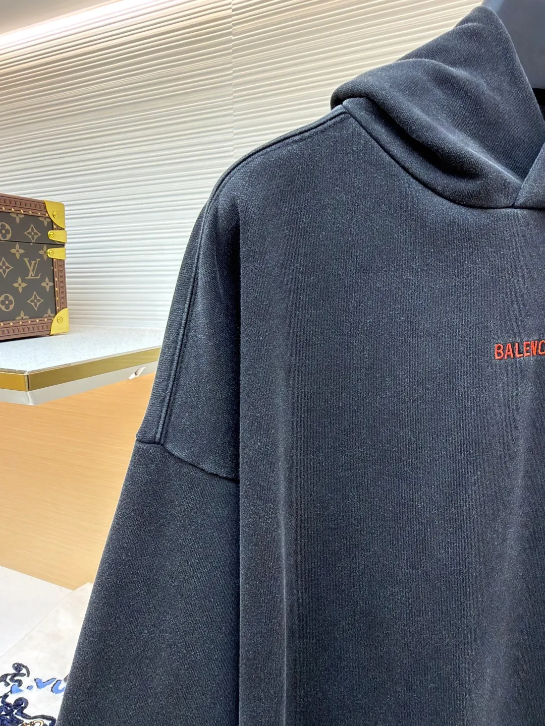 Balenciaga back embroidered hooded sweatshirt ●Original version: Purchased and developed for 8300 ●Item number: 1681568-A65 ●Fabric: Premium pure velvet soft fabric ●Technology: Embroidery production ●Color: Black and gray ●Version: Loose version ●Weight: about 810 grams ●Size: S-M-L-XL ●Description: Customized premium pure velvet soft fabric with delicate hand feel and comfortable skin-fitting color, with unique faded black as the main color Mysterious and charming. The minimalist and exquisite Balenciaga Back embroidery art on the chest is embellished. It is a concrete expression of the brand's soul. The back panel is deconstructed with Balenciaga Back embroidery into a flowing visual storm. The most traditional red is used to embroider the most uninhibited soul. Drawstring hood design. Artists walking at the forefront of fashion use every outfit to outline their own fashion picture, using imported machine embroidery technology and using advanced computer control systems and precision mechanical components to realize Balenciaga. The back embroidery operation has high precision. The lines are smooth and thin. It adopts the washing and frying process. The special desizing agent is preferred. Then the fabric is soaked in it and evenly sized. After desizing, it is finally rinsed. The workmanship is extremely complicated and the loss is high. The overall wiring is straight and delicate, the fabric is comfortable and soft, and the color is consistent without color difference. It can be matched with the same style to create a fashionable look and control various occasions. Customized accessories, complete with three standards, same style for men and women!