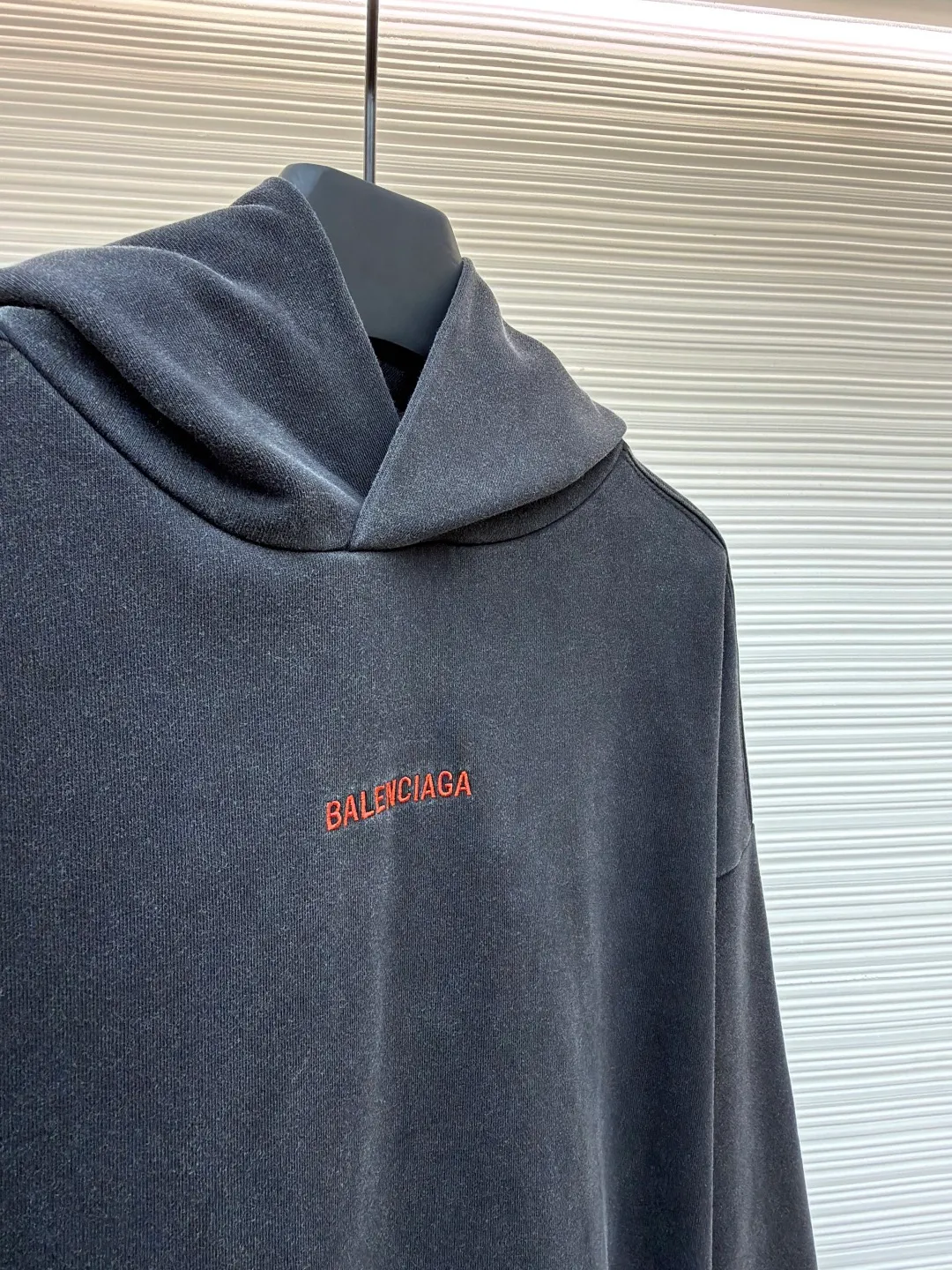 Balenciaga back embroidered hooded sweatshirt ●Original version: Purchased and developed for 8300 ●Item number: 1681568-A65 ●Fabric: Premium pure velvet soft fabric ●Technology: Embroidery production ●Color: Black and gray ●Version: Loose version ●Weight: about 810 grams ●Size: S-M-L-XL ●Description: Customized premium pure velvet soft fabric with delicate hand feel and comfortable skin-fitting color, with unique faded black as the main color Mysterious and charming. The minimalist and exquisite Balenciaga Back embroidery art on the chest is embellished. It is a concrete expression of the brand's soul. The back panel is deconstructed with Balenciaga Back embroidery into a flowing visual storm. The most traditional red is used to embroider the most uninhibited soul. Drawstring hood design. Artists walking at the forefront of fashion use every outfit to outline their own fashion picture, using imported machine embroidery technology and using advanced computer control systems and precision mechanical components to realize Balenciaga. The back embroidery operation has high precision. The lines are smooth and thin. It adopts the washing and frying process. The special desizing agent is preferred. Then the fabric is soaked in it and evenly sized. After desizing, it is finally rinsed. The workmanship is extremely complicated and the loss is high. The overall wiring is straight and delicate, the fabric is comfortable and soft, and the color is consistent without color difference. It can be matched with the same style to create a fashionable look and control various occasions. Customized accessories, complete with three standards, same style for men and women!