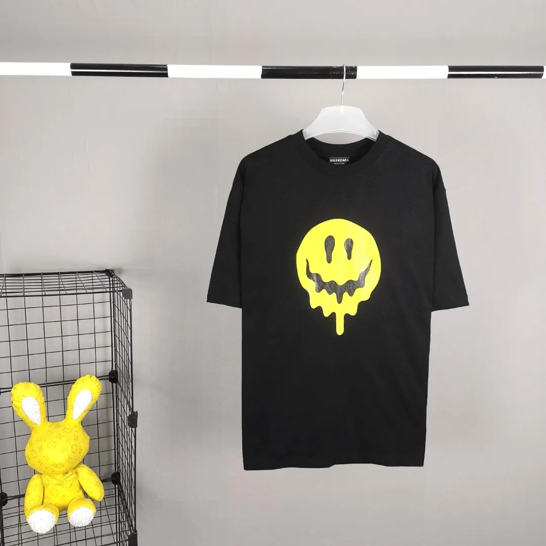 BALENCIAGA yellow dissolving smiley back skull scissorhands logo Balenciaga male and female couple loose cotton short sleeve version last year's 5100 snap-up, the original development of special printing technology, embroidery design, fabric, version. Made of 32S/1*2 fine cotton double yarn plain weave, 280 grams; matched with 32S/1*2 fine cotton double yarn 1*1 rib. Melting smiley face printing on the front panel: It mainly uses extremely green and environmentally friendly printing silica gel. Silica gel is a highly active adsorption material and is an amorphous substance. Insoluble in water and any solvent, non-toxic and odorless. Special transparent glue is printed on the surface, which has the original viscosity effect. The high transparency does not affect the color glue effect. Back panel skull pattern embroidery: The embroidery thread is made of mercerized material, which is more flexible and glossy than ordinary embroidery thread. The front and rear craftsmanship is restored 1V1, and the version has a classic dropped shoulder oversize design. Color: Black White Size: XS-L P:270