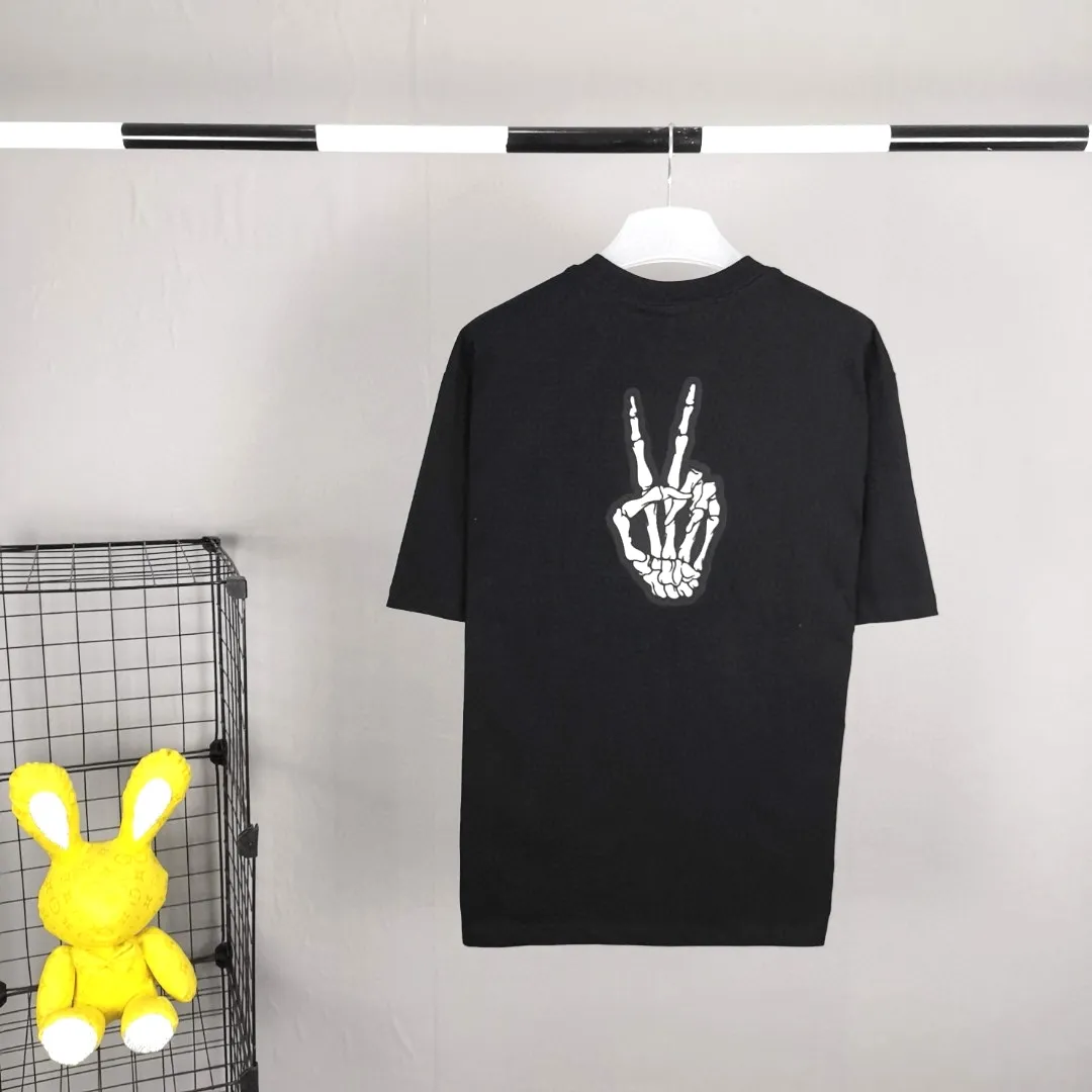 BALENCIAGA yellow dissolving smiley back skull scissorhands logo Balenciaga male and female couple loose cotton short sleeve version last year's 5100 snap-up, the original development of special printing technology, embroidery design, fabric, version. Made of 32S/1*2 fine cotton double yarn plain weave, 280 grams; matched with 32S/1*2 fine cotton double yarn 1*1 rib. Melting smiley face printing on the front panel: It mainly uses extremely green and environmentally friendly printing silica gel. Silica gel is a highly active adsorption material and is an amorphous substance. Insoluble in water and any solvent, non-toxic and odorless. Special transparent glue is printed on the surface, which has the original viscosity effect. The high transparency does not affect the color glue effect. Back panel skull pattern embroidery: The embroidery thread is made of mercerized material, which is more flexible and glossy than ordinary embroidery thread. The front and rear craftsmanship is restored 1V1, and the version has a classic dropped shoulder oversize design. Color: Black White Size: XS-L P:270