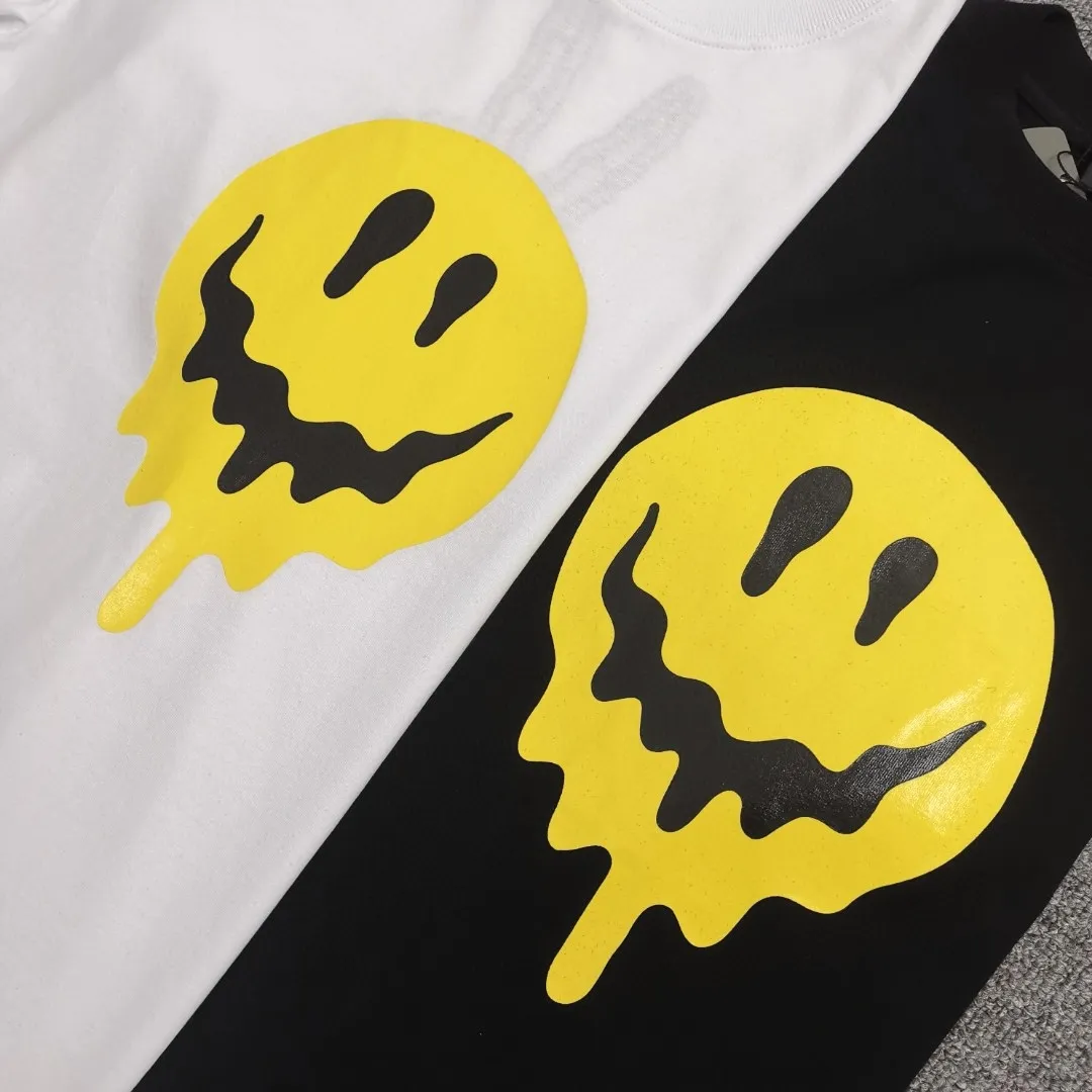BALENCIAGA yellow dissolving smiley back skull scissorhands logo Balenciaga male and female couple loose cotton short sleeve version last year's 5100 snap-up, the original development of special printing technology, embroidery design, fabric, version. Made of 32S/1*2 fine cotton double yarn plain weave, 280 grams; matched with 32S/1*2 fine cotton double yarn 1*1 rib. Melting smiley face printing on the front panel: It mainly uses extremely green and environmentally friendly printing silica gel. Silica gel is a highly active adsorption material and is an amorphous substance. Insoluble in water and any solvent, non-toxic and odorless. Special transparent glue is printed on the surface, which has the original viscosity effect. The high transparency does not affect the color glue effect. Back panel skull pattern embroidery: The embroidery thread is made of mercerized material, which is more flexible and glossy than ordinary embroidery thread. The front and rear craftsmanship is restored 1V1, and the version has a classic dropped shoulder oversize design. Color: Black White Size: XS-L P:270