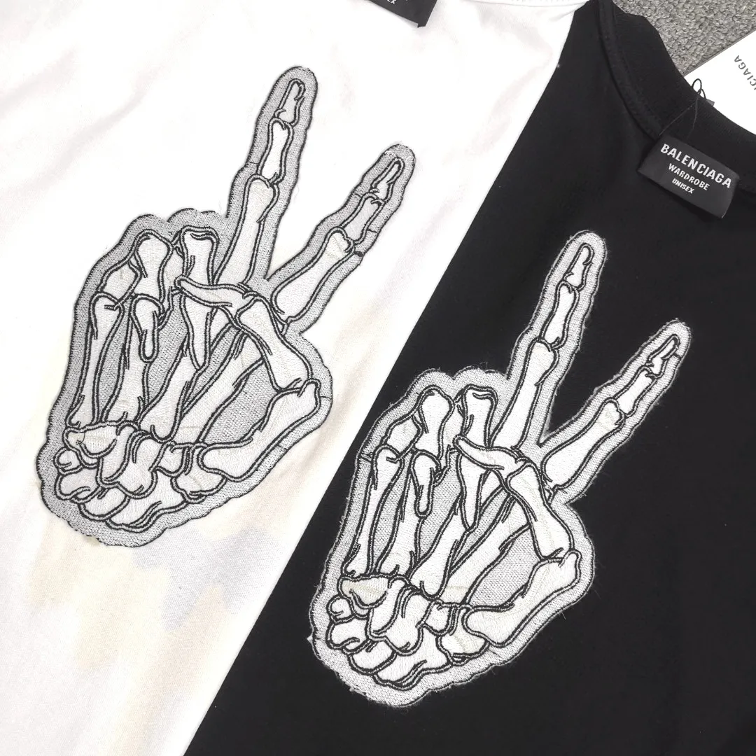 BALENCIAGA yellow dissolving smiley back skull scissorhands logo Balenciaga male and female couple loose cotton short sleeve version last year's 5100 snap-up, the original development of special printing technology, embroidery design, fabric, version. Made of 32S/1*2 fine cotton double yarn plain weave, 280 grams; matched with 32S/1*2 fine cotton double yarn 1*1 rib. Melting smiley face printing on the front panel: It mainly uses extremely green and environmentally friendly printing silica gel. Silica gel is a highly active adsorption material and is an amorphous substance. Insoluble in water and any solvent, non-toxic and odorless. Special transparent glue is printed on the surface, which has the original viscosity effect. The high transparency does not affect the color glue effect. Back panel skull pattern embroidery: The embroidery thread is made of mercerized material, which is more flexible and glossy than ordinary embroidery thread. The front and rear craftsmanship is restored 1V1, and the version has a classic dropped shoulder oversize design. Color: Black White Size: XS-L P:270