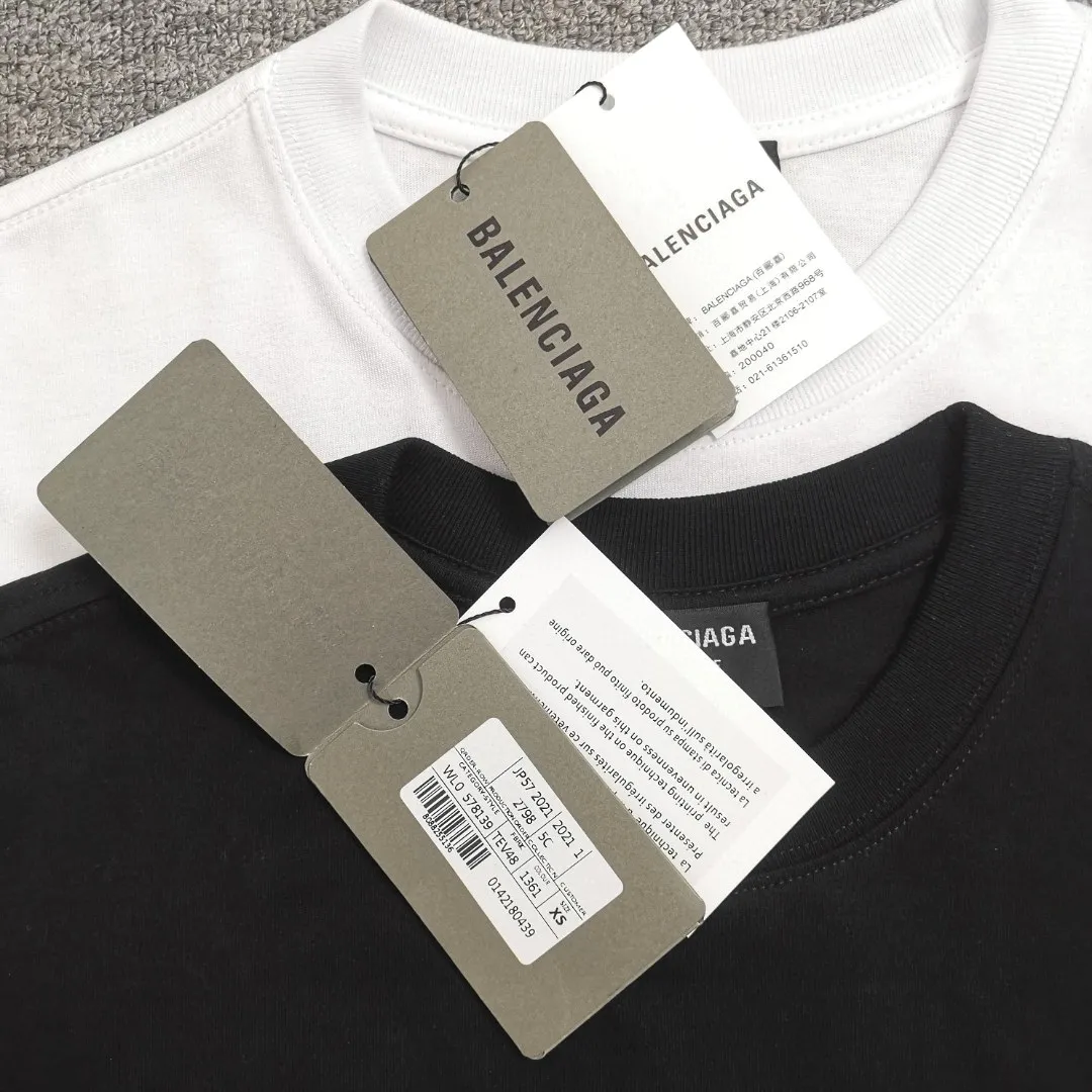 BALENCIAGA yellow dissolving smiley back skull scissorhands logo Balenciaga male and female couple loose cotton short sleeve version last year's 5100 snap-up, the original development of special printing technology, embroidery design, fabric, version. Made of 32S/1*2 fine cotton double yarn plain weave, 280 grams; matched with 32S/1*2 fine cotton double yarn 1*1 rib. Melting smiley face printing on the front panel: It mainly uses extremely green and environmentally friendly printing silica gel. Silica gel is a highly active adsorption material and is an amorphous substance. Insoluble in water and any solvent, non-toxic and odorless. Special transparent glue is printed on the surface, which has the original viscosity effect. The high transparency does not affect the color glue effect. Back panel skull pattern embroidery: The embroidery thread is made of mercerized material, which is more flexible and glossy than ordinary embroidery thread. The front and rear craftsmanship is restored 1V1, and the version has a classic dropped shoulder oversize design. Color: Black White Size: XS-L P:270