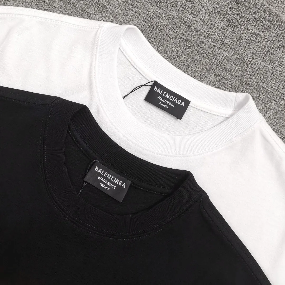 BALENCIAGA yellow dissolving smiley back skull scissorhands logo Balenciaga male and female couple loose cotton short sleeve version last year's 5100 snap-up, the original development of special printing technology, embroidery design, fabric, version. Made of 32S/1*2 fine cotton double yarn plain weave, 280 grams; matched with 32S/1*2 fine cotton double yarn 1*1 rib. Melting smiley face printing on the front panel: It mainly uses extremely green and environmentally friendly printing silica gel. Silica gel is a highly active adsorption material and is an amorphous substance. Insoluble in water and any solvent, non-toxic and odorless. Special transparent glue is printed on the surface, which has the original viscosity effect. The high transparency does not affect the color glue effect. Back panel skull pattern embroidery: The embroidery thread is made of mercerized material, which is more flexible and glossy than ordinary embroidery thread. The front and rear craftsmanship is restored 1V1, and the version has a classic dropped shoulder oversize design. Color: Black White Size: XS-L P:270