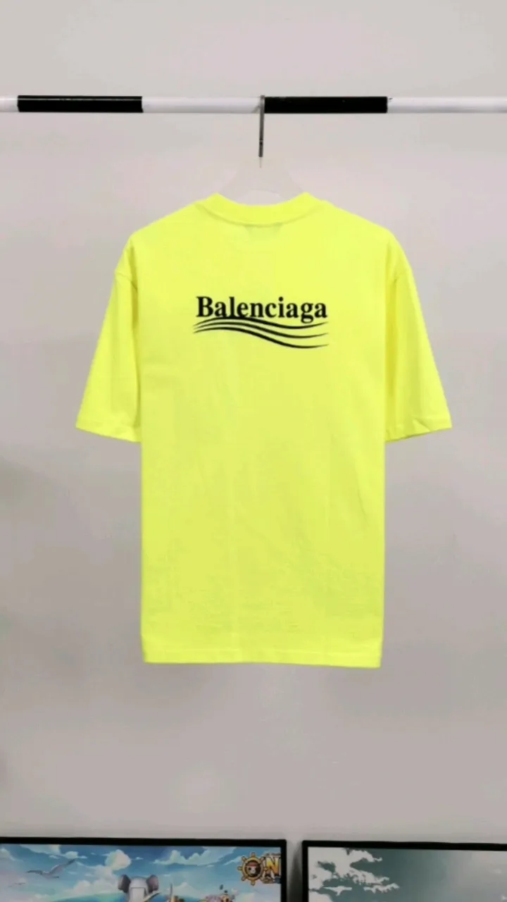 Real shot of the video————The top tested version of Balenciaga’s classic loose-fitting pure cotton short-sleeved men’s and women’s style. Custom-made fabrics and printed accessories are reproduced one-to-one. It is made of 280g cotton fabric with 32 count fine double cotton yarn plain weave, and the fabric surface is treated with dust-free woolen craftsmanship. The shoulder and chain seams are made of 0.8cm bundled strips inside, and the double chain stitching on the machine side is made of pure cotton. Here’s why I’m dozens of yuan more expensive than others: 1. Each model is produced by the company. The detailed workmanship and fabrics are consistent with the genuine ones. There is no color difference between the ones at the counters. Guaranteed no color difference. Replicas are not scary. Who is fake is embarrassed. It’s not shameful to make a replica, it’s shameful if you can’t buy the correct version if you make a replica. All of my series can be found in all major places and will be absolutely stunning!  2. The fabric is made of 280g Paris-specific double yarn. No one can make better fabrics than mine. There is really no way to compare with the ordinary version on the market. Respect it. It is authentic and costs thousands of dollars. Don’t wear the quality of street stalls. 3. The workmanship has been restored in all aspects. The packaging has been restored in all aspects. 4. I guarantee here that this is the highest quality you can find. Size: XS-L Color; Blue Pink Fluorescent Yellow P: 240
