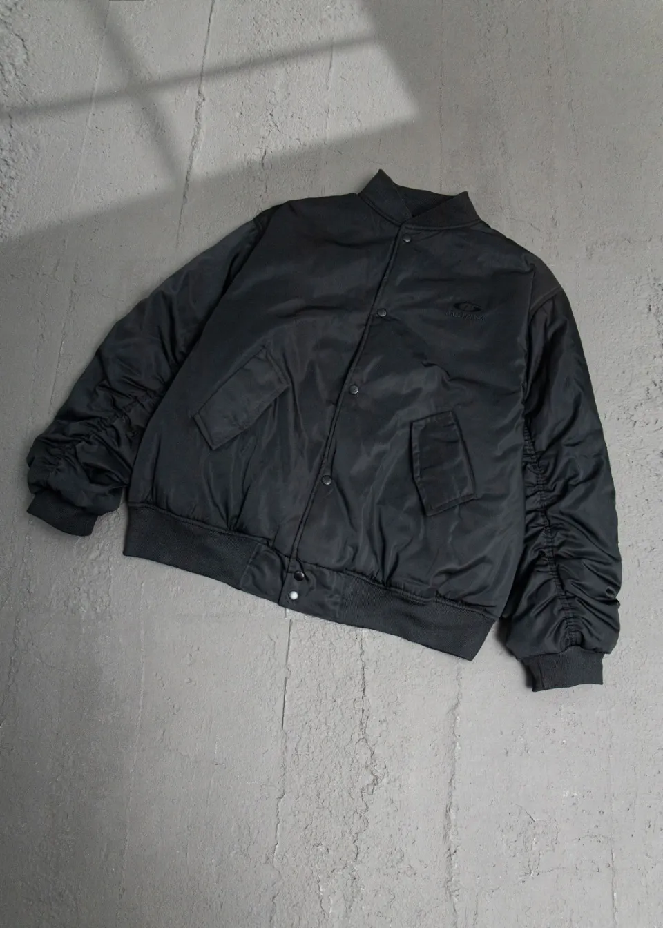 💰600 [Highest Version] Balenciaga / Balenciaga BLCG 24FW half-ring logo embroidered baseball flight cotton jacket Correct version Customized nylon 100% matte nylon fabric 50D memory lining inside 800g composite pearl quilting added to the inside Pilot's classic Alpha Air Force jacket design 3D three-dimensional tailoring process High-density embroidery using Tajima embroidery machine Up to 100,000 needle embroidery Inner bag design on the inside of the clothes, molded custom brand logo snap button, original main mark, washed tag brand packaging, color: black, size: 46/48/50/52, size chart: length, bust, shoulder width Note: There is a difference of 1~2CM due to manual measurement.