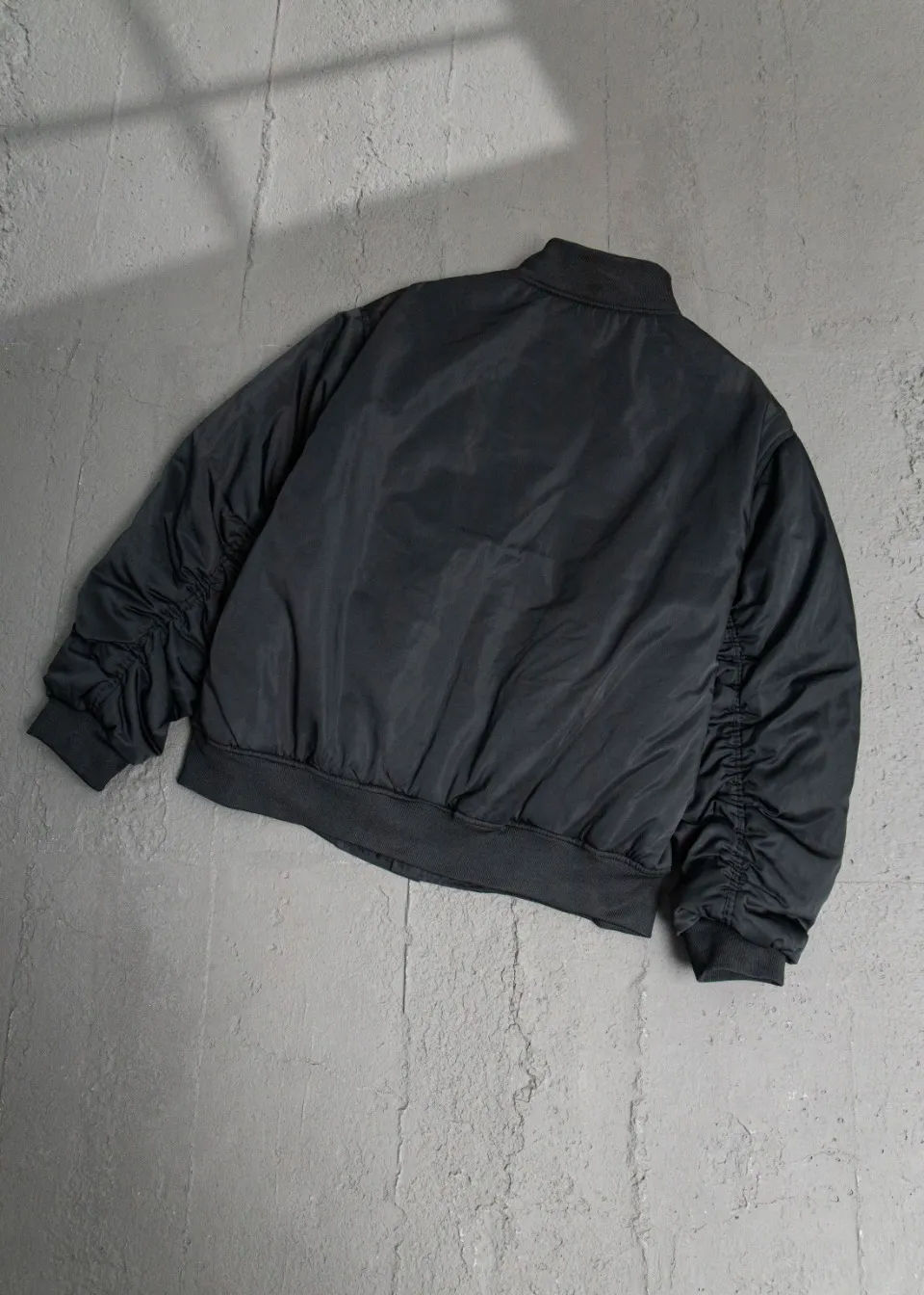 💰600 [Highest Version] Balenciaga / Balenciaga BLCG 24FW half-ring logo embroidered baseball flight cotton jacket Correct version Customized nylon 100% matte nylon fabric 50D memory lining inside 800g composite pearl quilting added to the inside Pilot's classic Alpha Air Force jacket design 3D three-dimensional tailoring process High-density embroidery using Tajima embroidery machine Up to 100,000 needle embroidery Inner bag design on the inside of the clothes, molded custom brand logo snap button, original main mark, washed tag brand packaging, color: black, size: 46/48/50/52, size chart: length, bust, shoulder width Note: There is a difference of 1~2CM due to manual measurement.