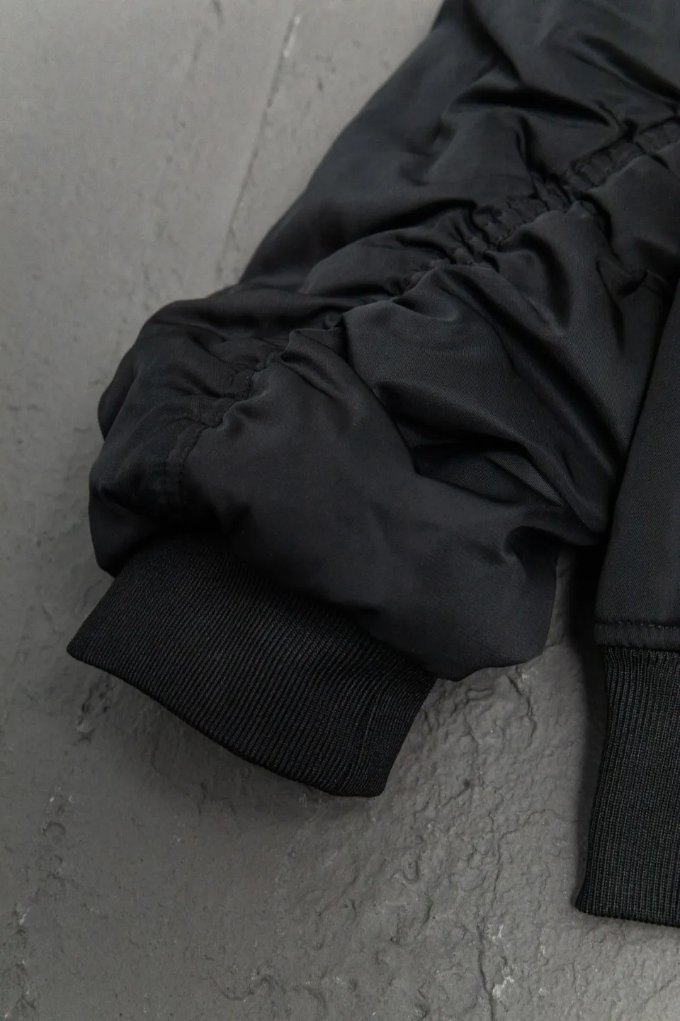 💰600 [Highest Version] Balenciaga / Balenciaga BLCG 24FW half-ring logo embroidered baseball flight cotton jacket Correct version Customized nylon 100% matte nylon fabric 50D memory lining inside 800g composite pearl quilting added to the inside Pilot's classic Alpha Air Force jacket design 3D three-dimensional tailoring process High-density embroidery using Tajima embroidery machine Up to 100,000 needle embroidery Inner bag design on the inside of the clothes, molded custom brand logo snap button, original main mark, washed tag brand packaging, color: black, size: 46/48/50/52, size chart: length, bust, shoulder width Note: There is a difference of 1~2CM due to manual measurement.