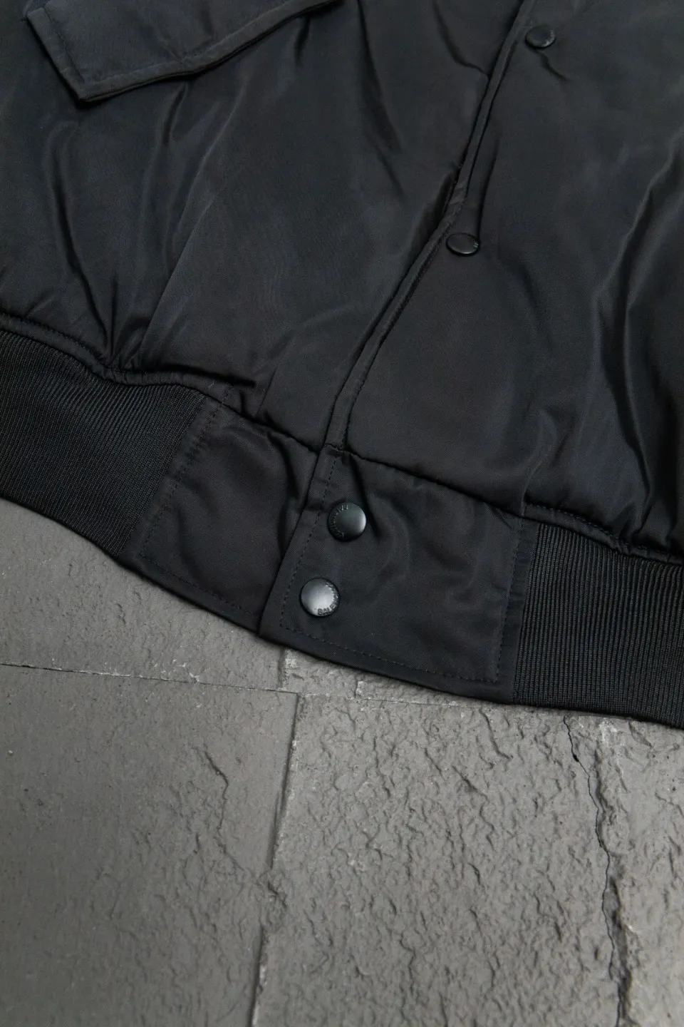 💰600 [Highest Version] Balenciaga / Balenciaga BLCG 24FW half-ring logo embroidered baseball flight cotton jacket Correct version Customized nylon 100% matte nylon fabric 50D memory lining inside 800g composite pearl quilting added to the inside Pilot's classic Alpha Air Force jacket design 3D three-dimensional tailoring process High-density embroidery using Tajima embroidery machine Up to 100,000 needle embroidery Inner bag design on the inside of the clothes, molded custom brand logo snap button, original main mark, washed tag brand packaging, color: black, size: 46/48/50/52, size chart: length, bust, shoulder width Note: There is a difference of 1~2CM due to manual measurement.