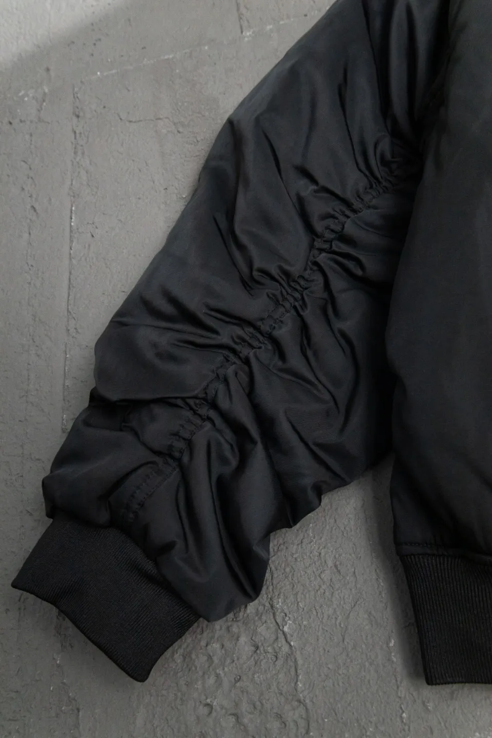 💰600 [Highest Version] Balenciaga / Balenciaga BLCG 24FW half-ring logo embroidered baseball flight cotton jacket Correct version Customized nylon 100% matte nylon fabric 50D memory lining inside 800g composite pearl quilting added to the inside Pilot's classic Alpha Air Force jacket design 3D three-dimensional tailoring process High-density embroidery using Tajima embroidery machine Up to 100,000 needle embroidery Inner bag design on the inside of the clothes, molded custom brand logo snap button, original main mark, washed tag brand packaging, color: black, size: 46/48/50/52, size chart: length, bust, shoulder width Note: There is a difference of 1~2CM due to manual measurement.