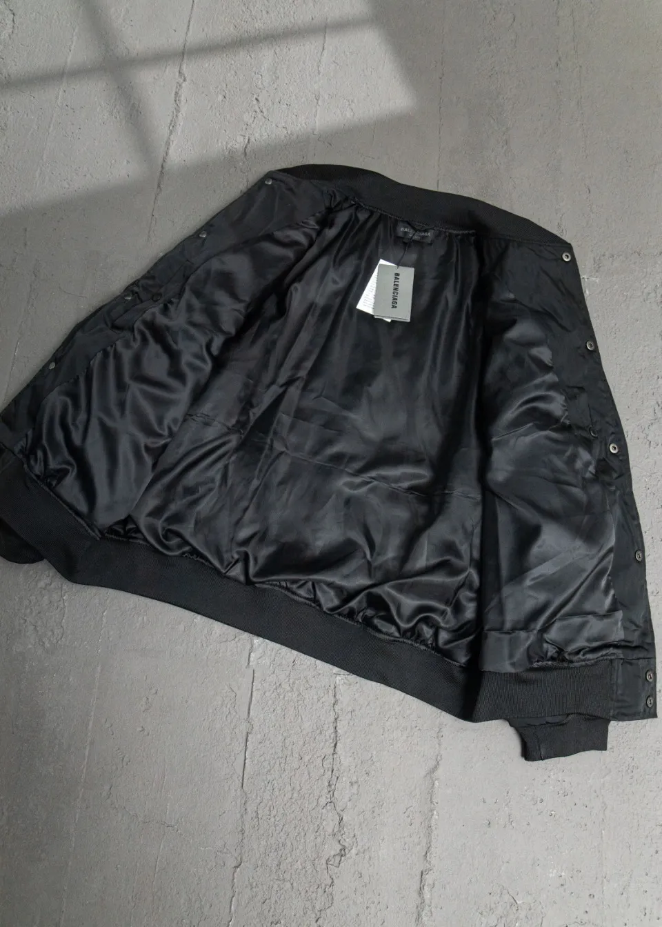 💰600 [Highest Version] Balenciaga / Balenciaga BLCG 24FW half-ring logo embroidered baseball flight cotton jacket Correct version Customized nylon 100% matte nylon fabric 50D memory lining inside 800g composite pearl quilting added to the inside Pilot's classic Alpha Air Force jacket design 3D three-dimensional tailoring process High-density embroidery using Tajima embroidery machine Up to 100,000 needle embroidery Inner bag design on the inside of the clothes, molded custom brand logo snap button, original main mark, washed tag brand packaging, color: black, size: 46/48/50/52, size chart: length, bust, shoulder width Note: There is a difference of 1~2CM due to manual measurement.